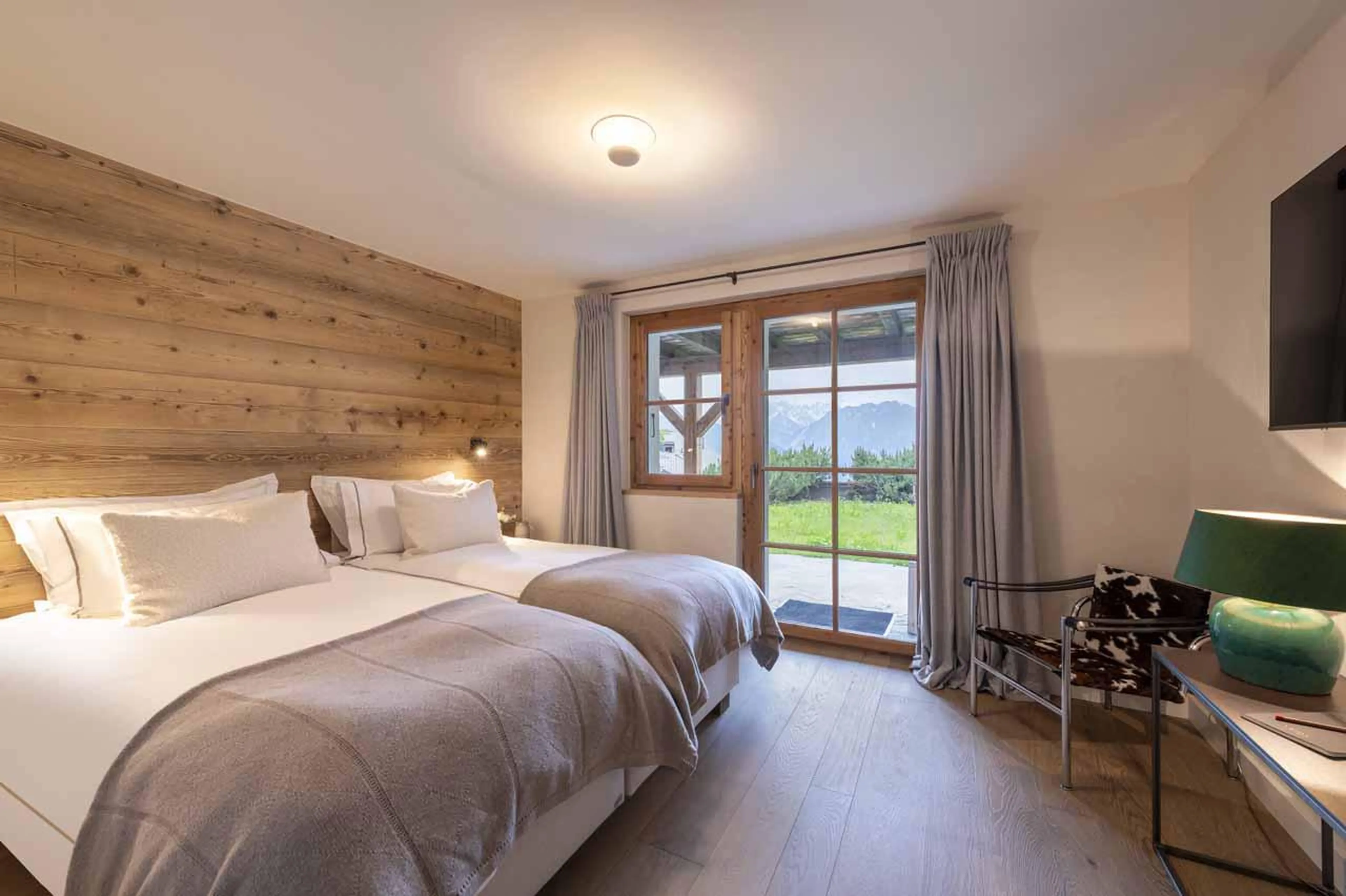 Twin/double bedroom, Chalet Scandinavia, Verbier, Switzerland