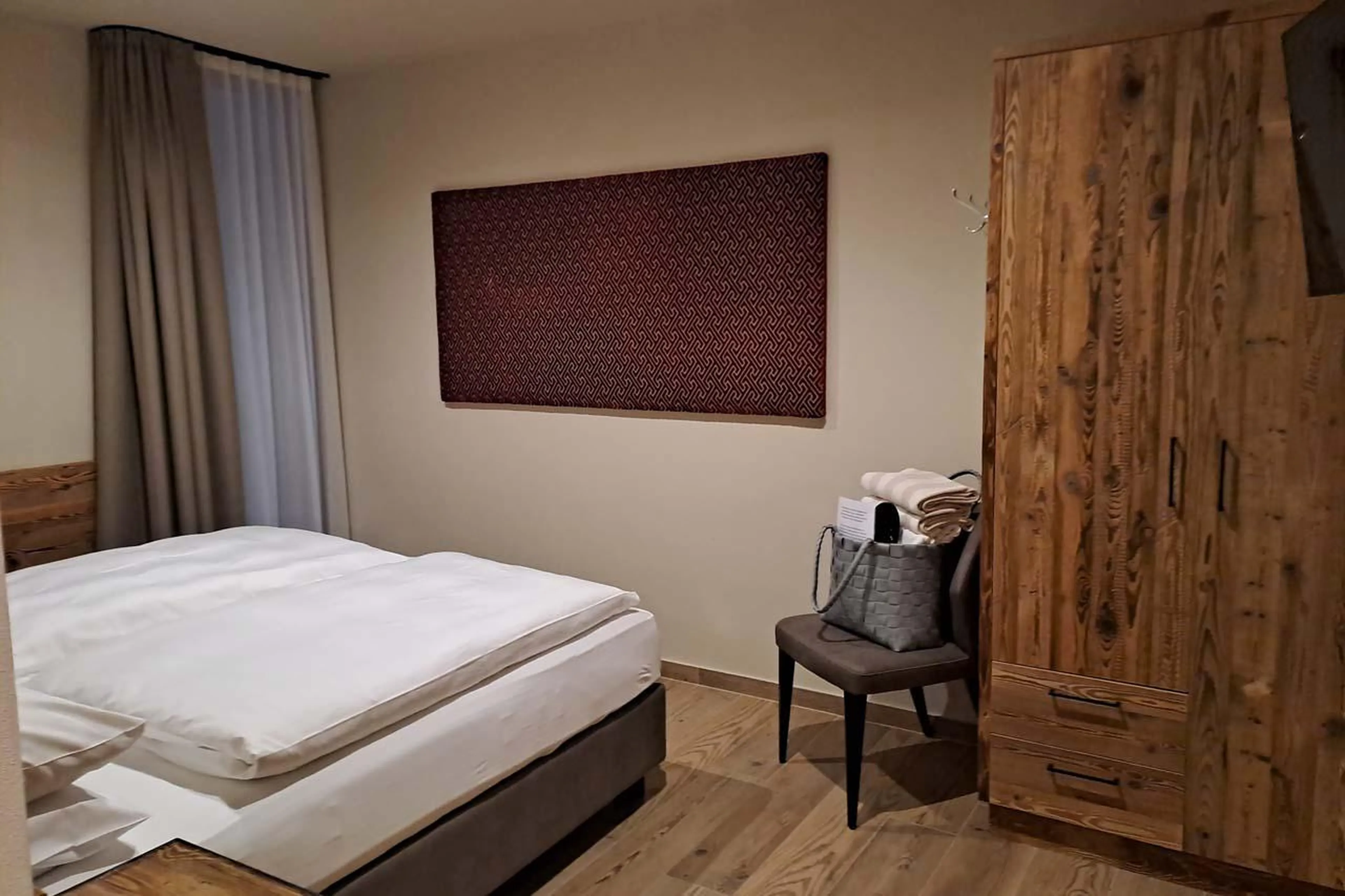 Double/twin kids bedroom with a private bathroom at Chalet Sellaronda in Val Gardena