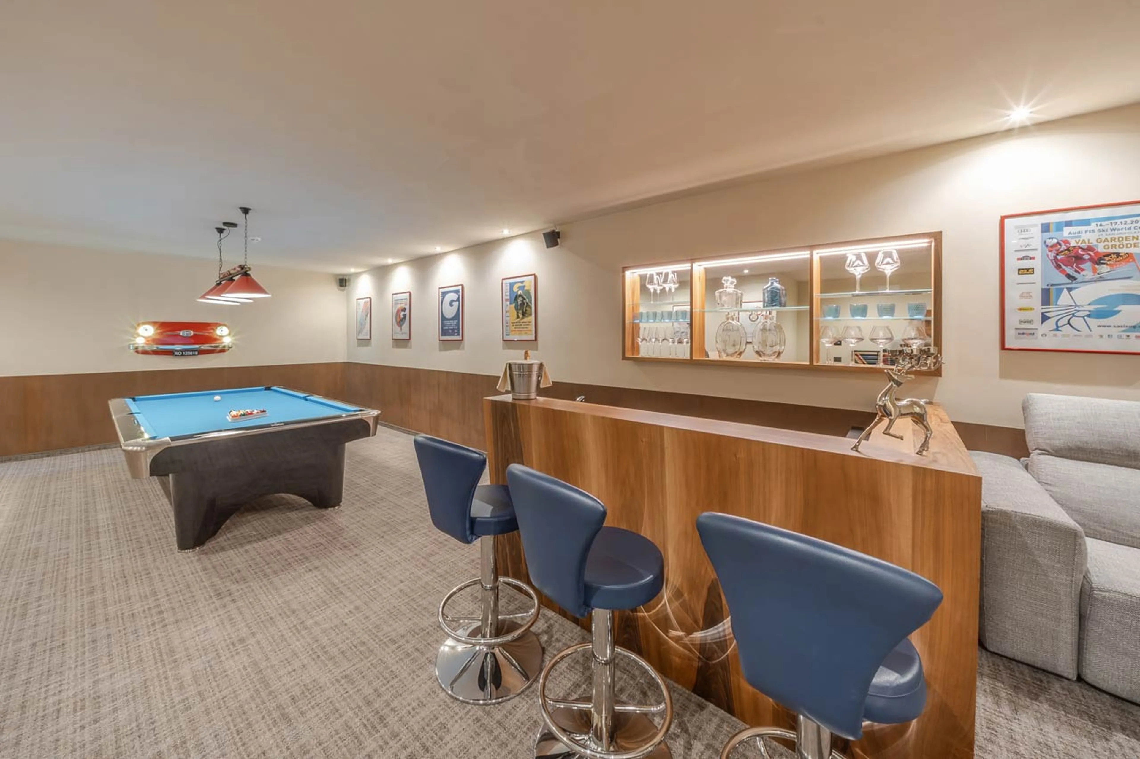 Bar and pool table at Chalet Sellaronda in Val Gardena