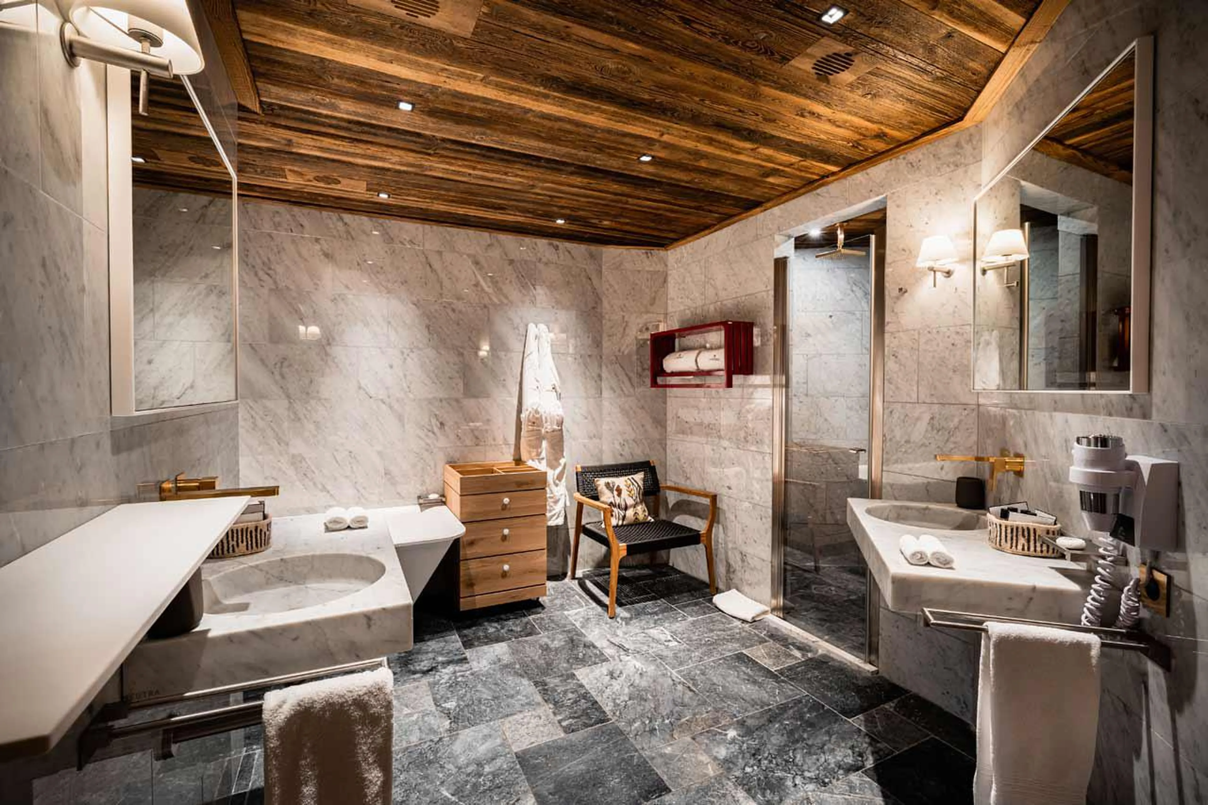 Splendid bathroom with bath, shower, double basin and separate WC in Chalet Sequoia in Val d’ Isere