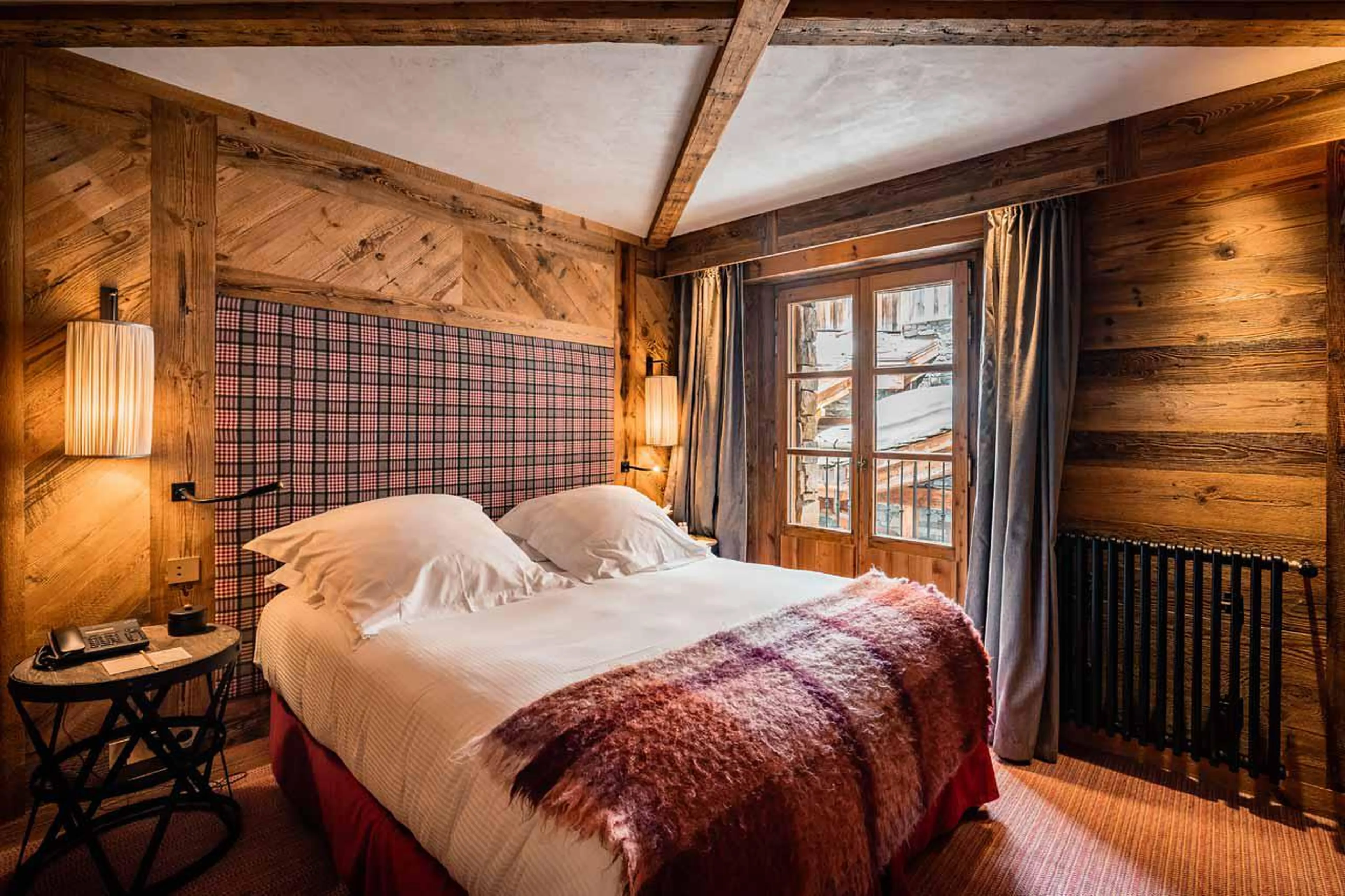 Double/twin bed suite with bath, shower, double basin and WC in Chalet Sequoia in Val d’ Isere
