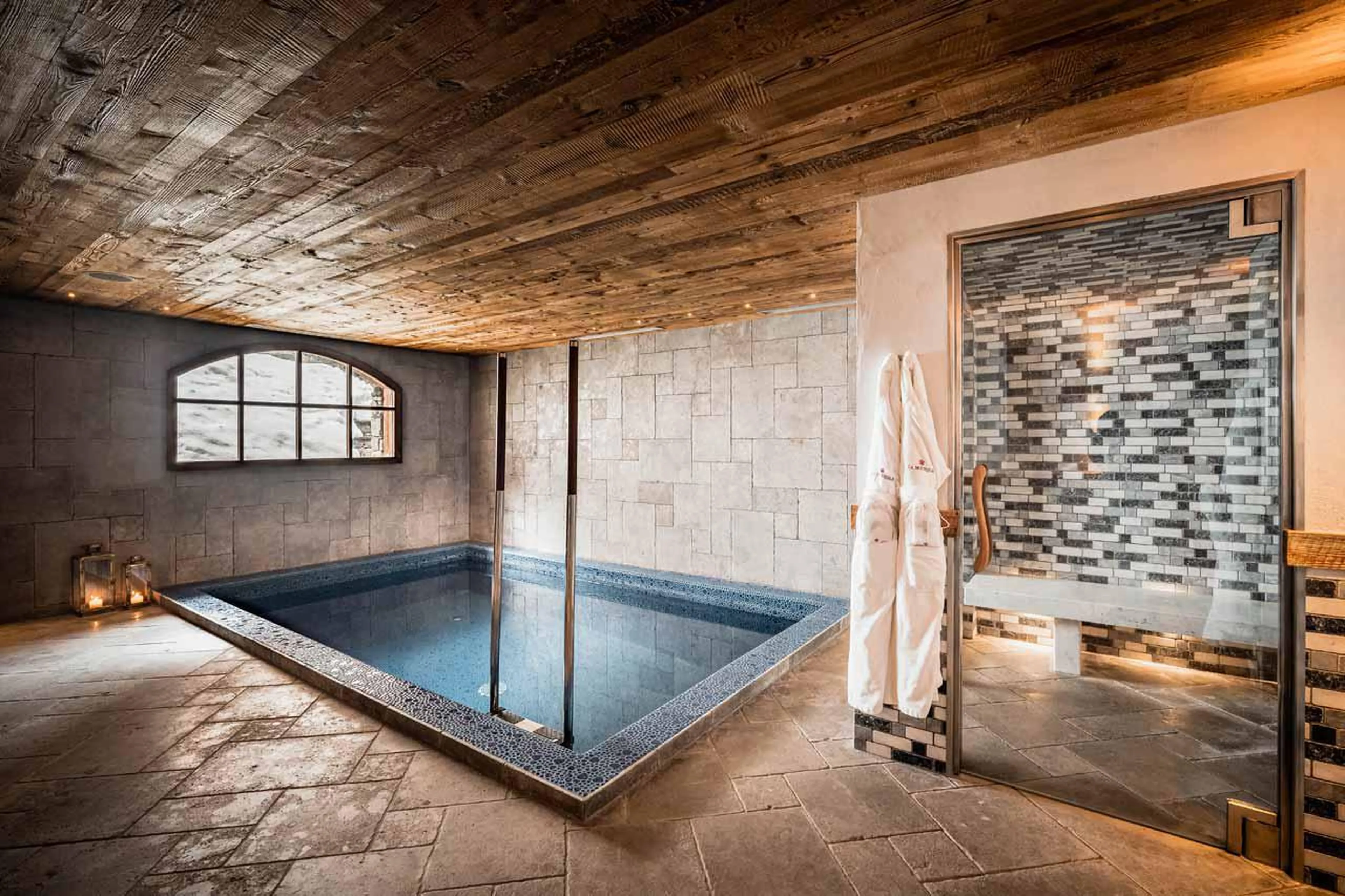 Swimming pool with counter current function and salient tile detail