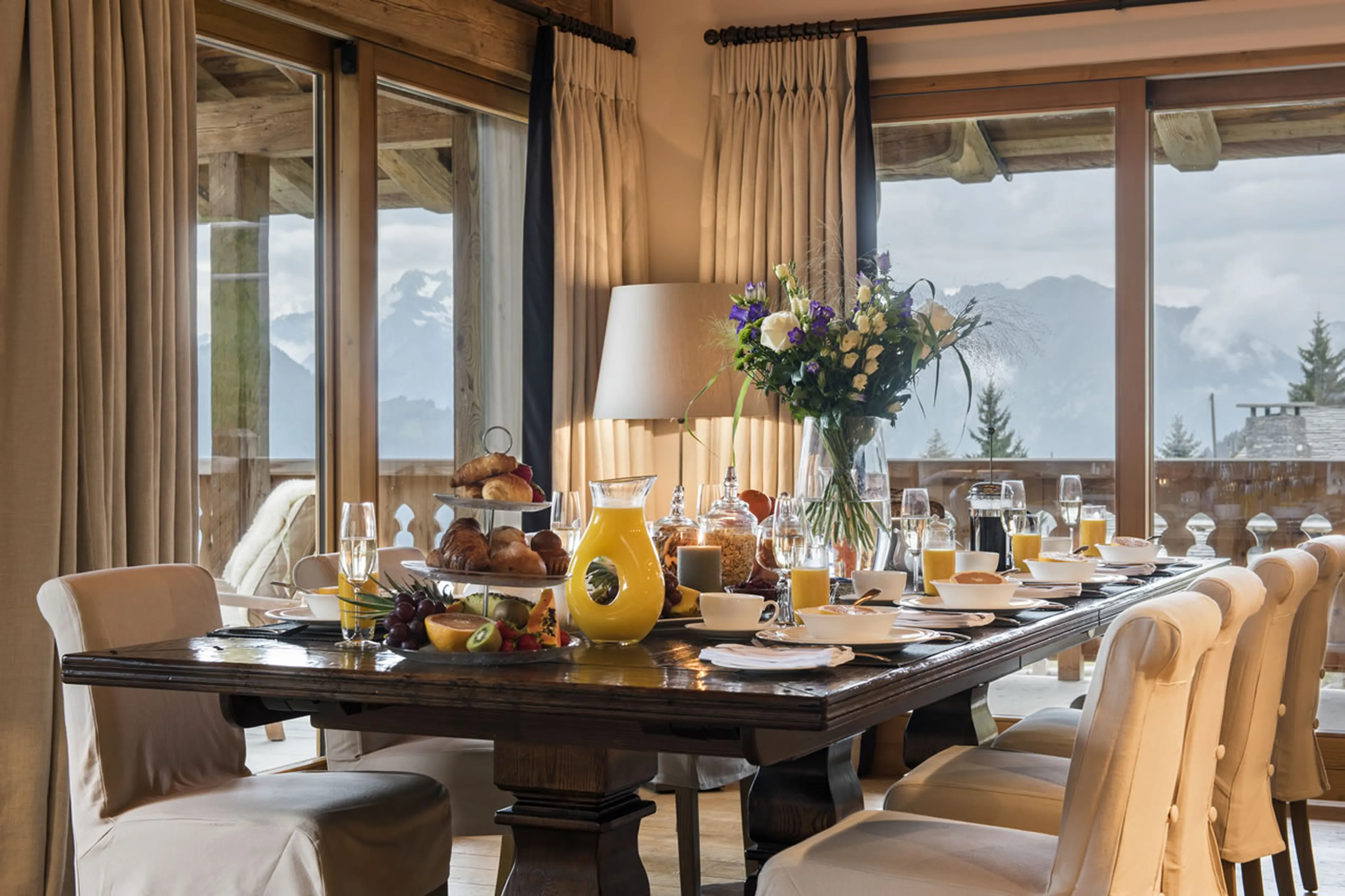 Dining table in Chalet Sirocco in Verbier