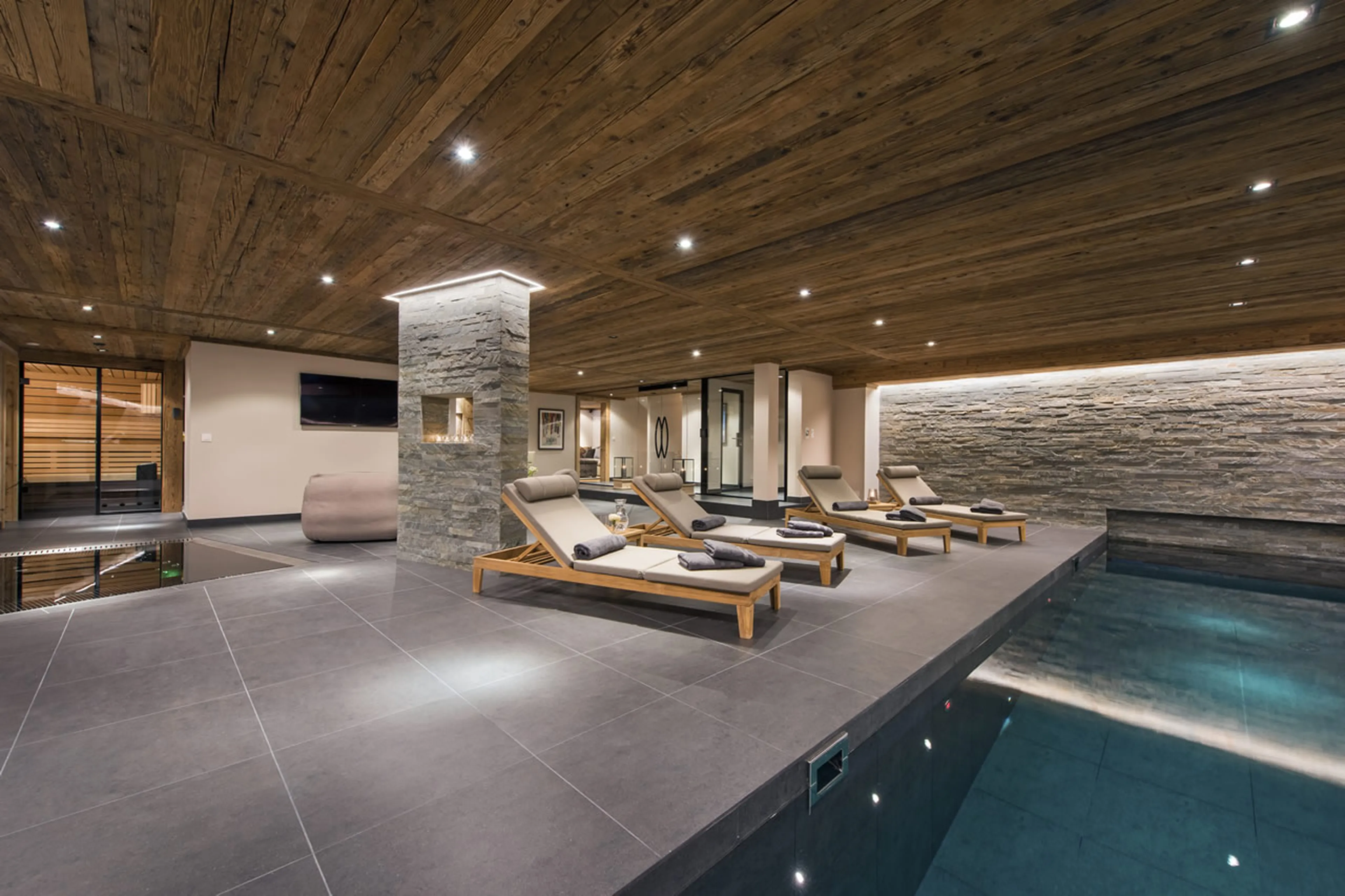 Relaxation area beside pool in Chalet Sirocco in Verbier