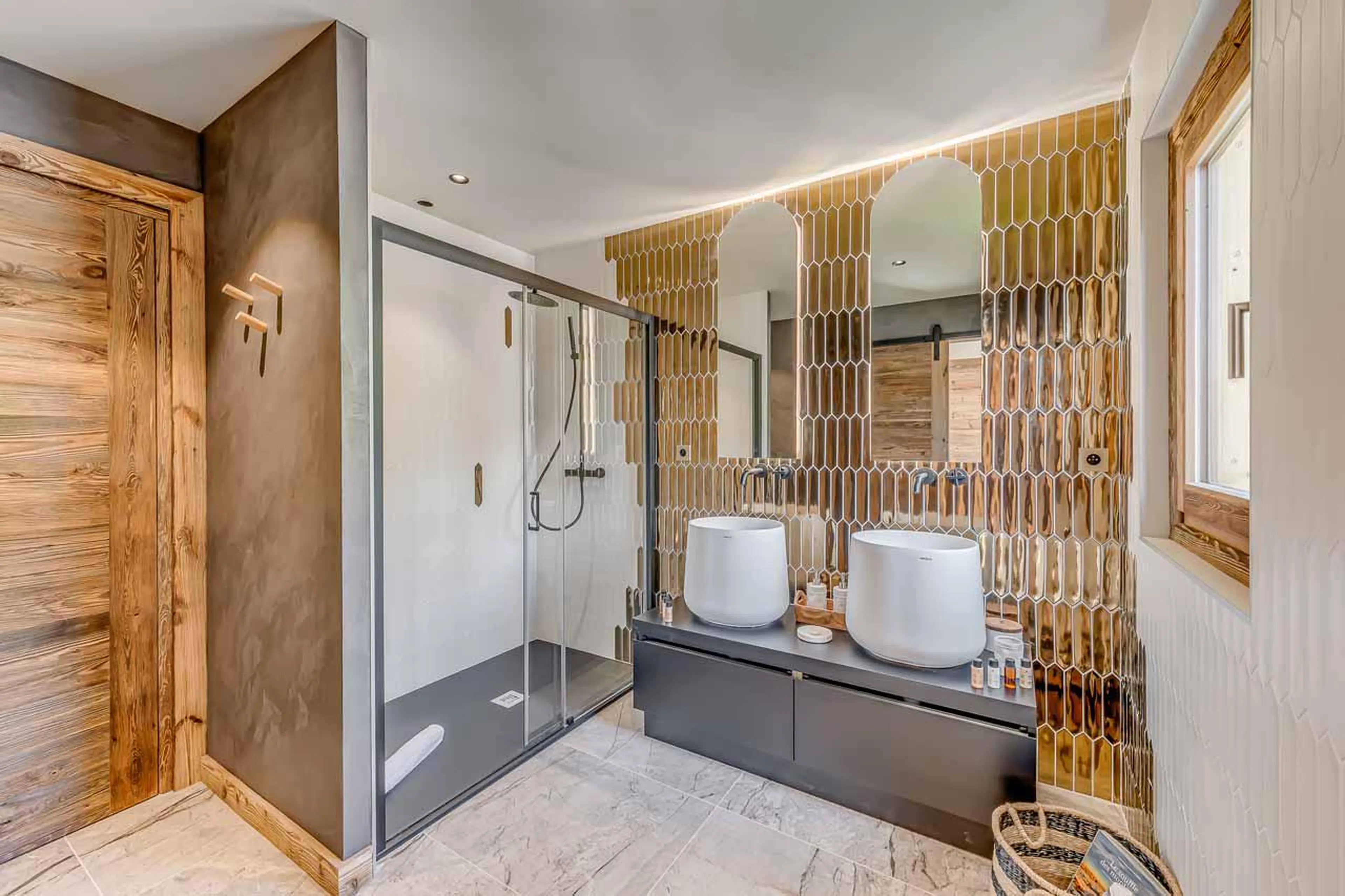 Double bedroom en-suite in Chalet Sneg, Tignes