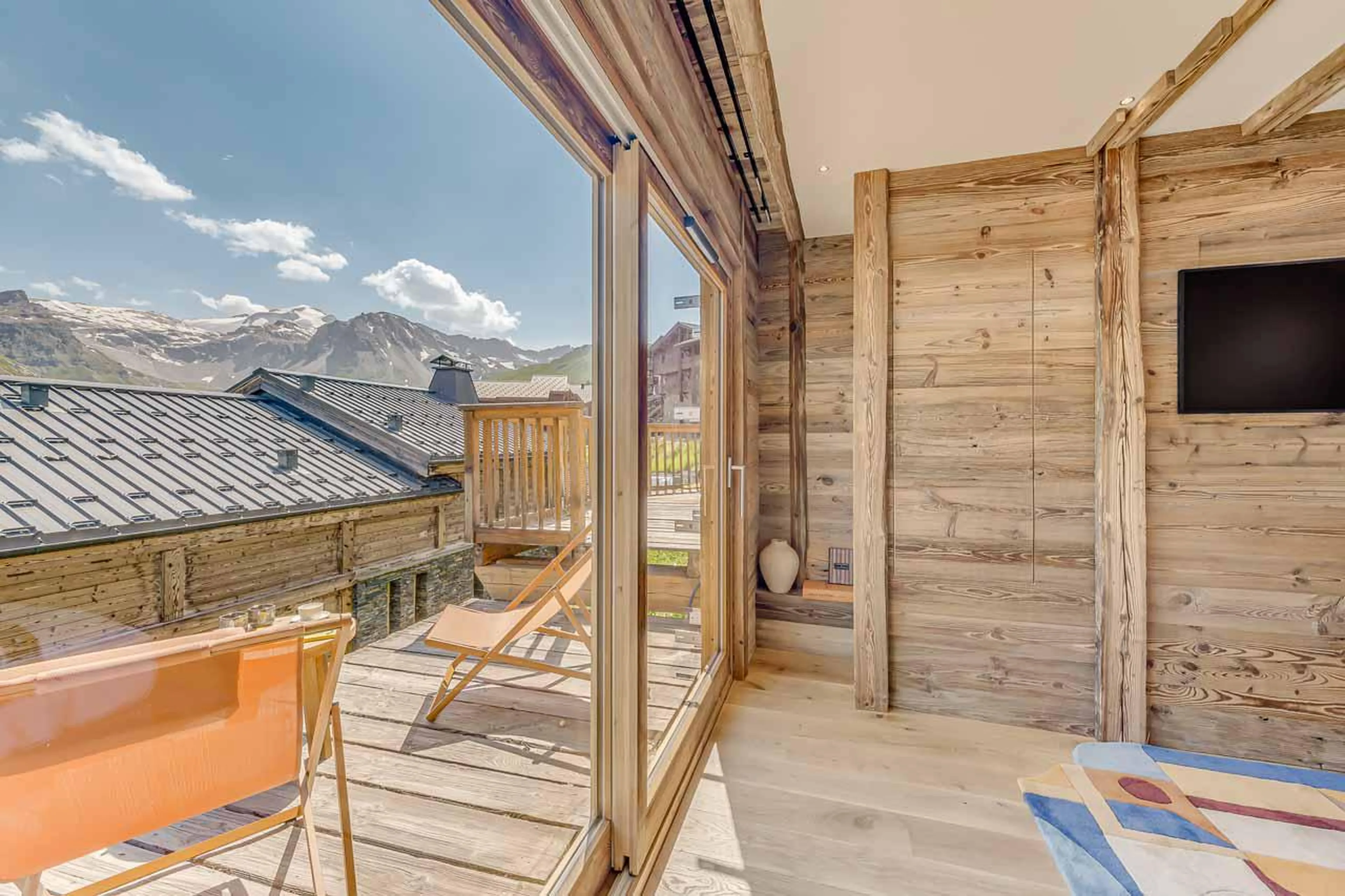 Double bedroom with terrace in Chalet Sneg, Tignes