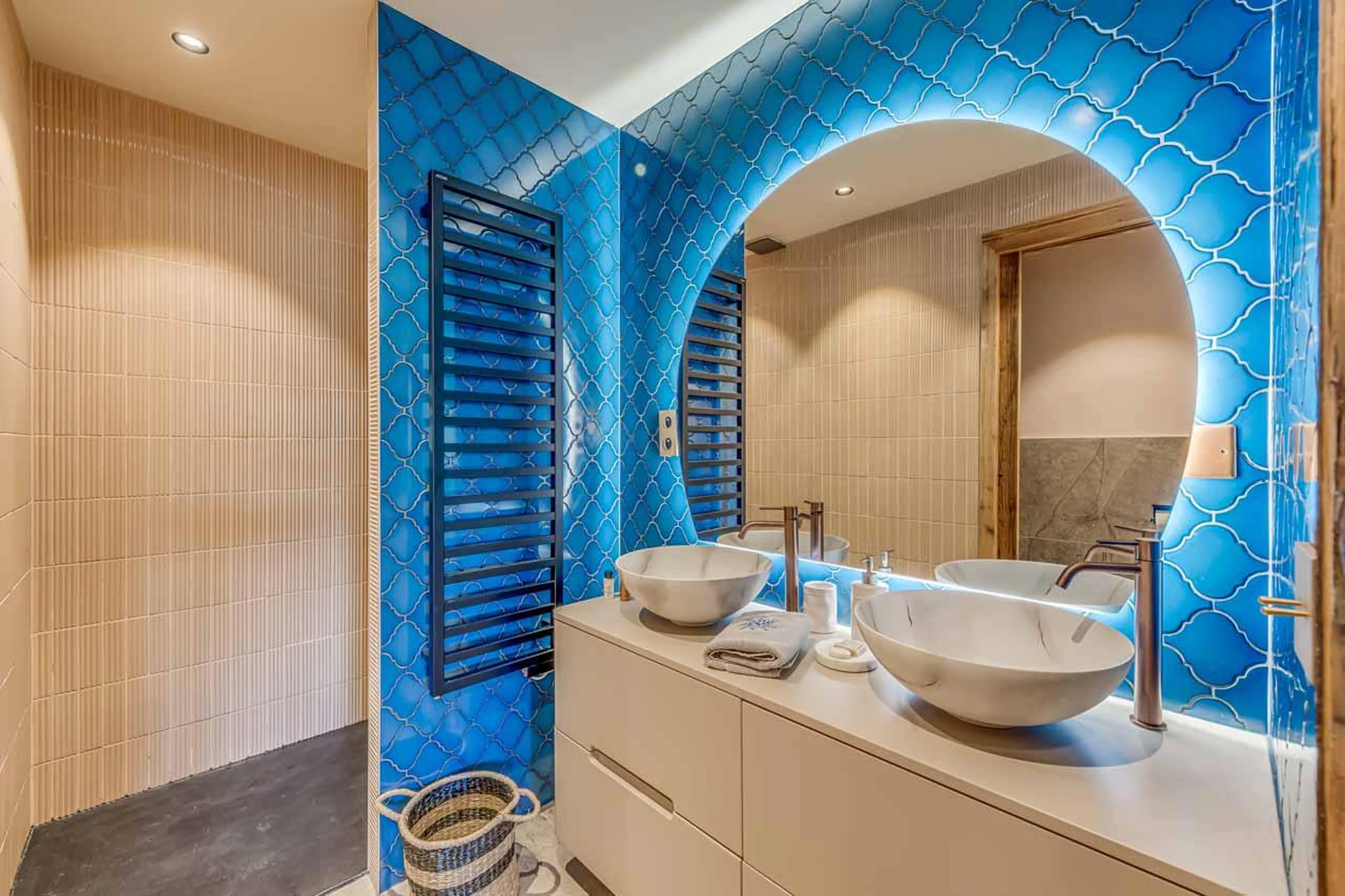 En-suite shower room with double basin in Chalet Sneg, Tignes