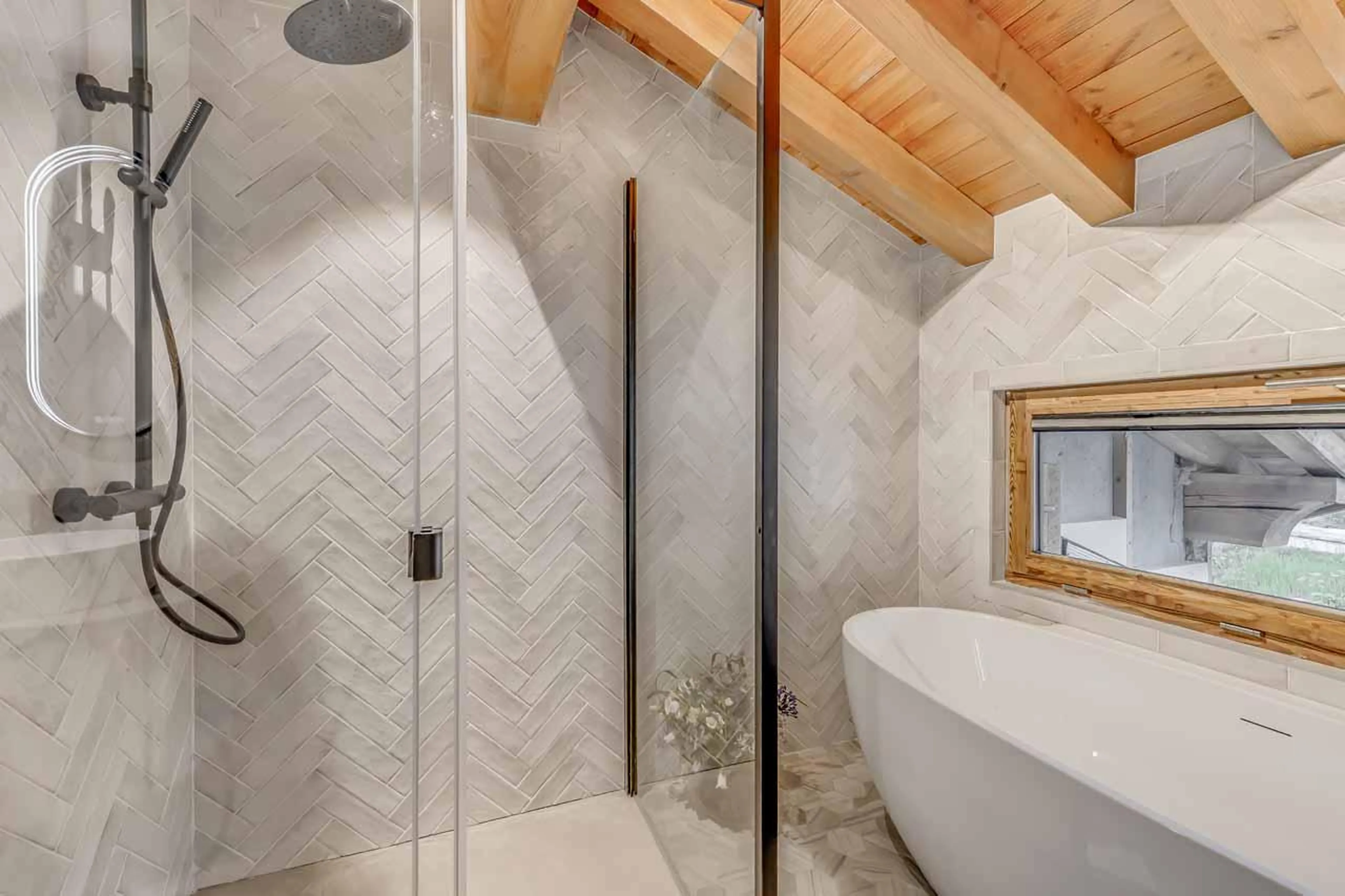 Shower and bath in Chalet Sneg, Tignes