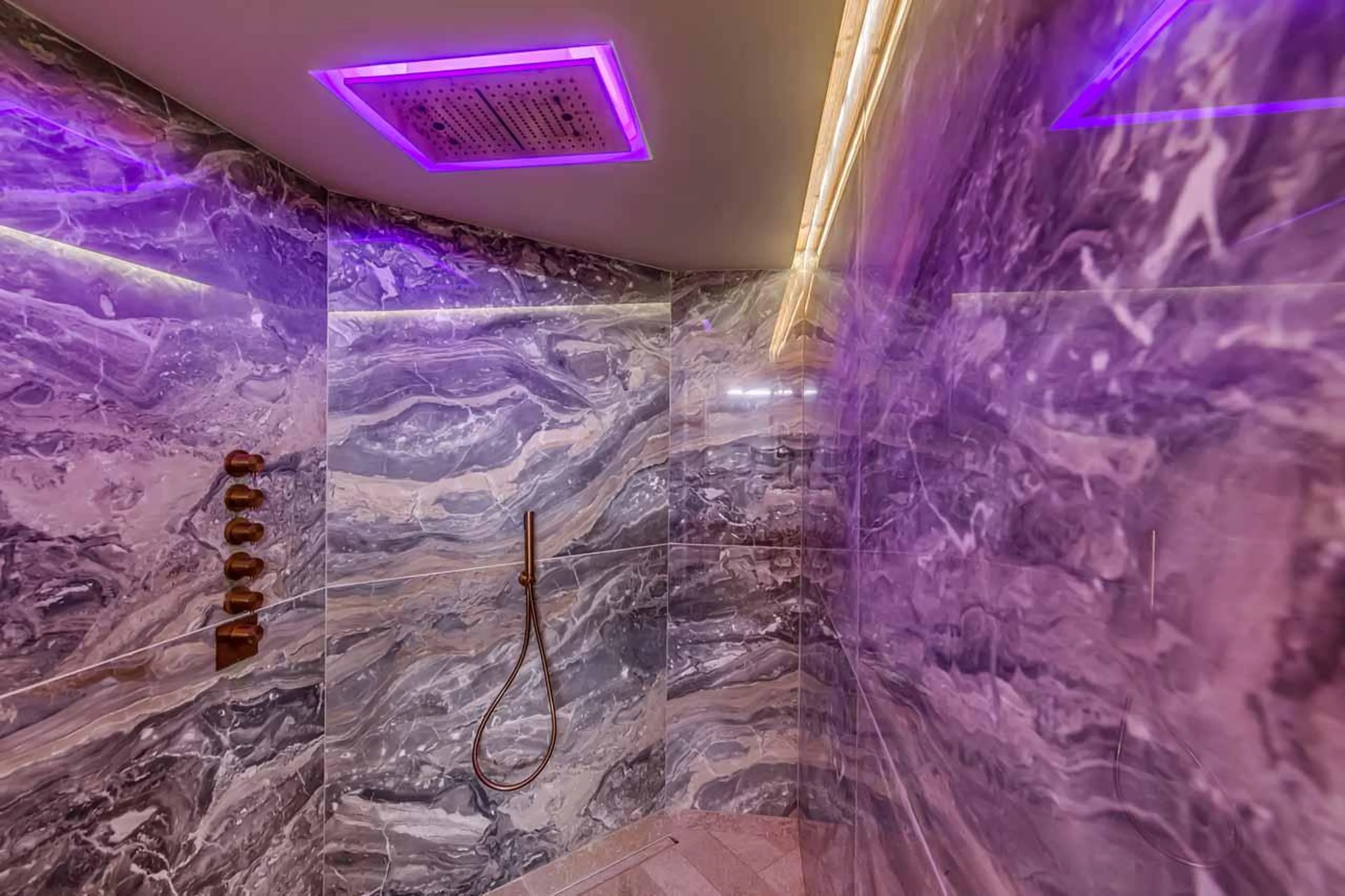 Experiential shower in Chalet Sneg, Tignes