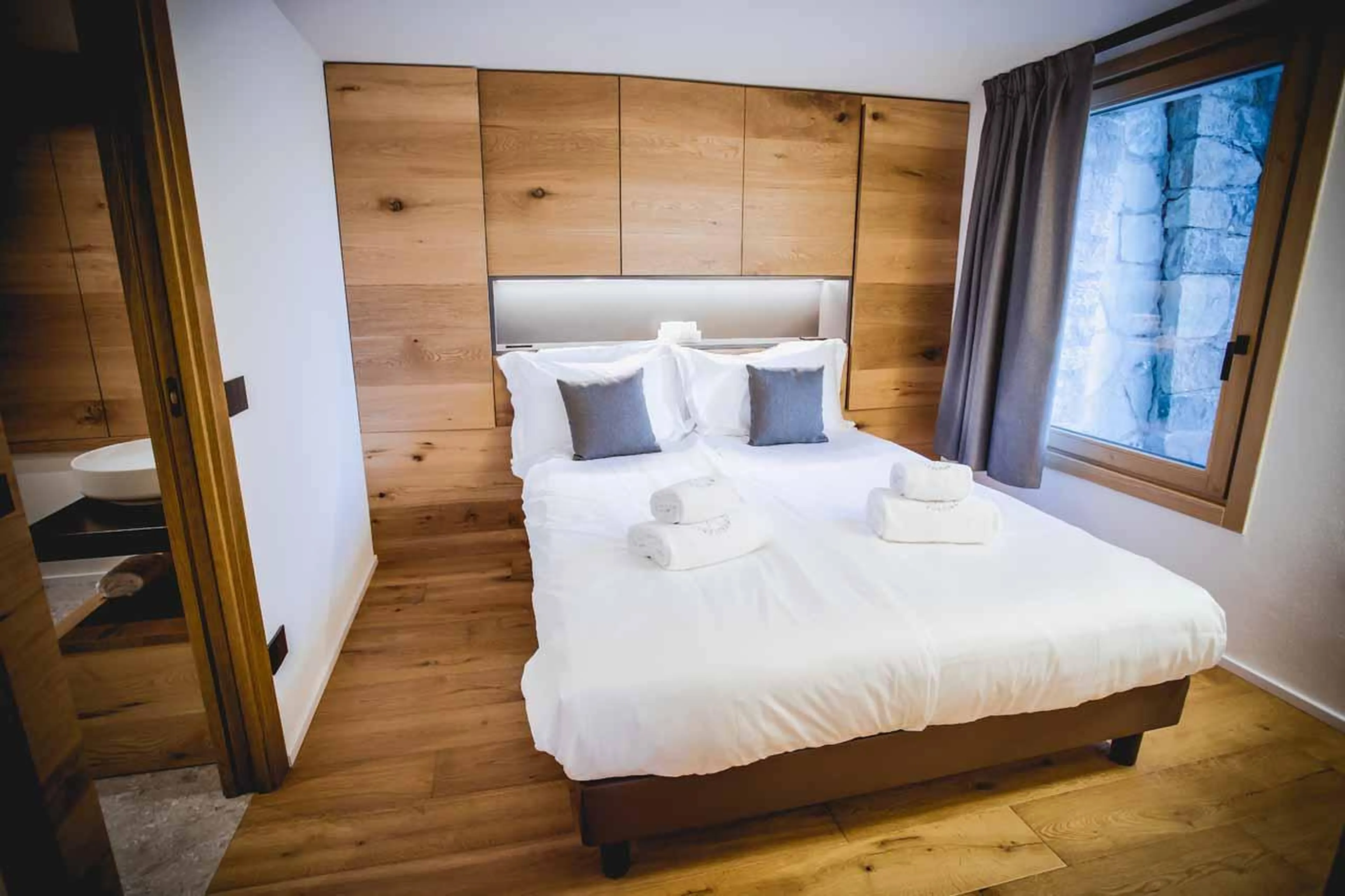 Bedroom with king-size bed and en-suite shower room at Chalet Snostorm in Breuil-Cervinia