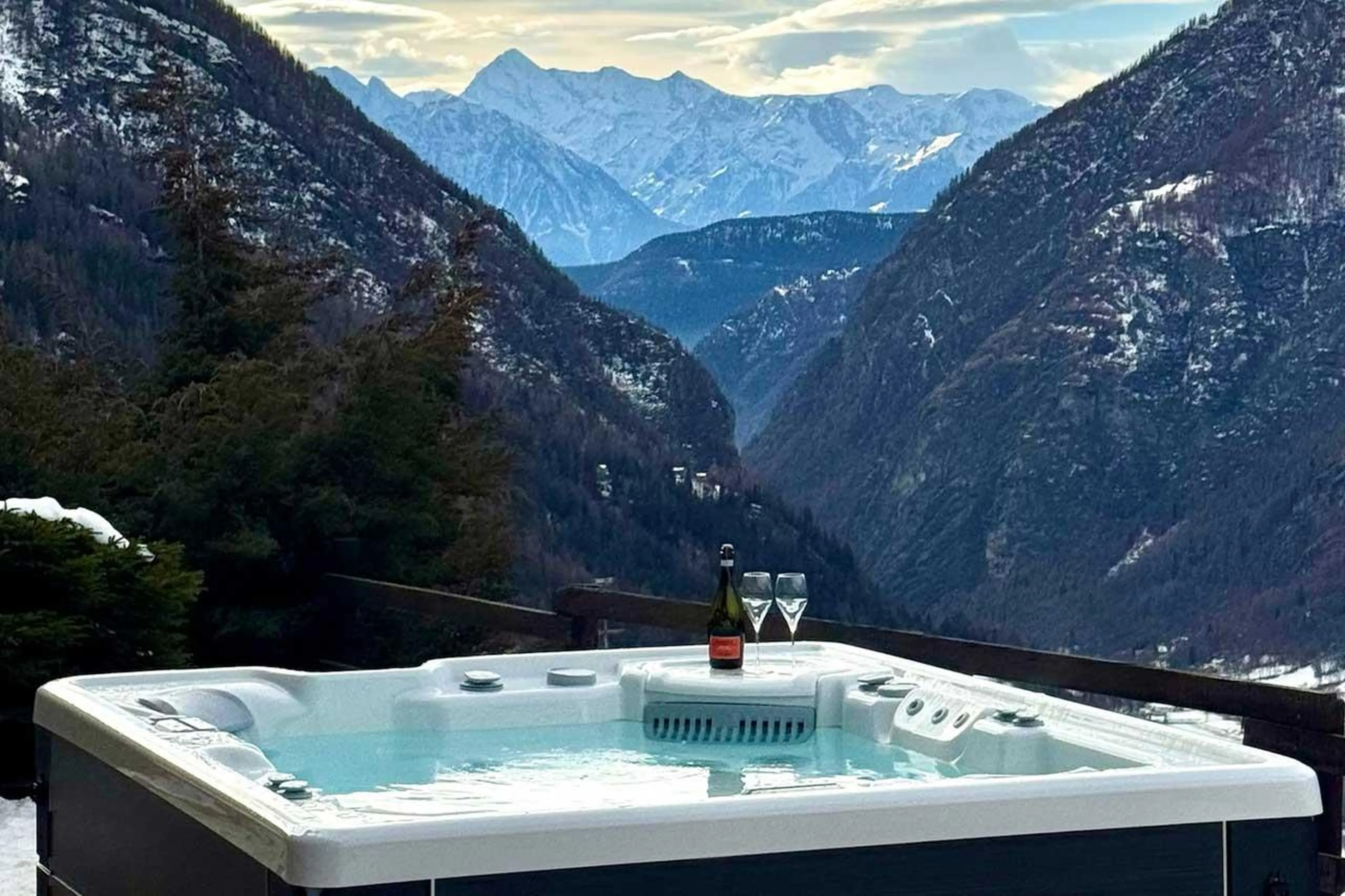 Outdoor hot tub at Chalet Snostorm in Breuil-Cervinia