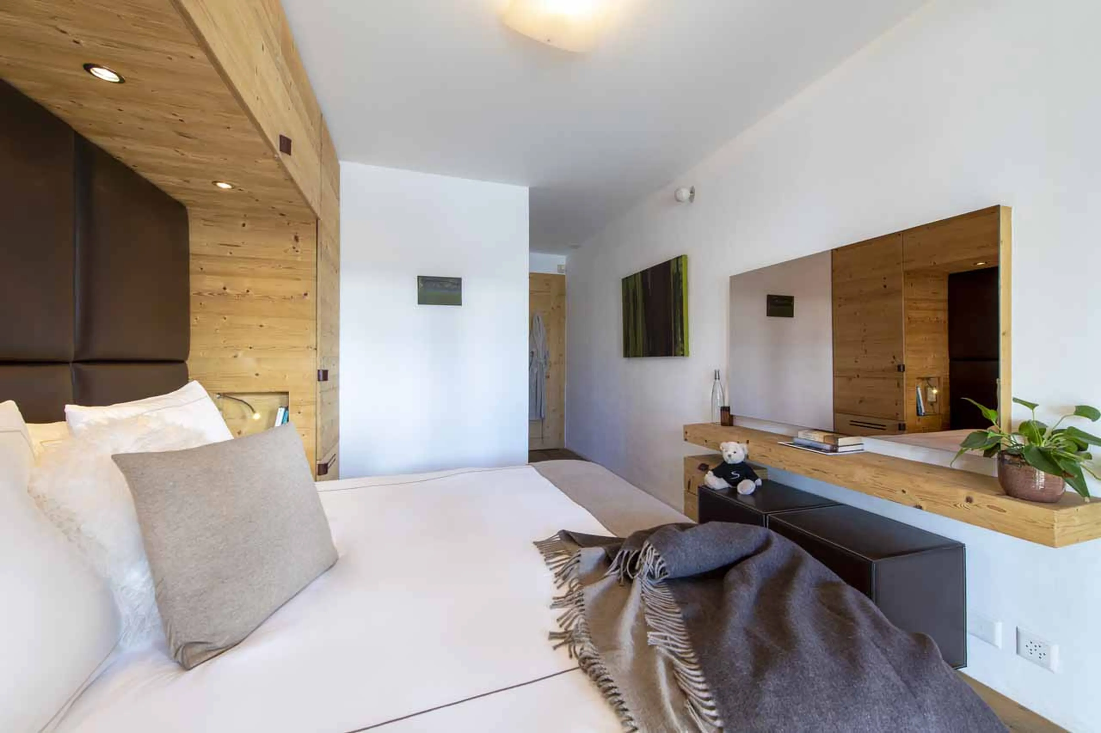 King-size double/twin beds at Chalet Spa in Verbier