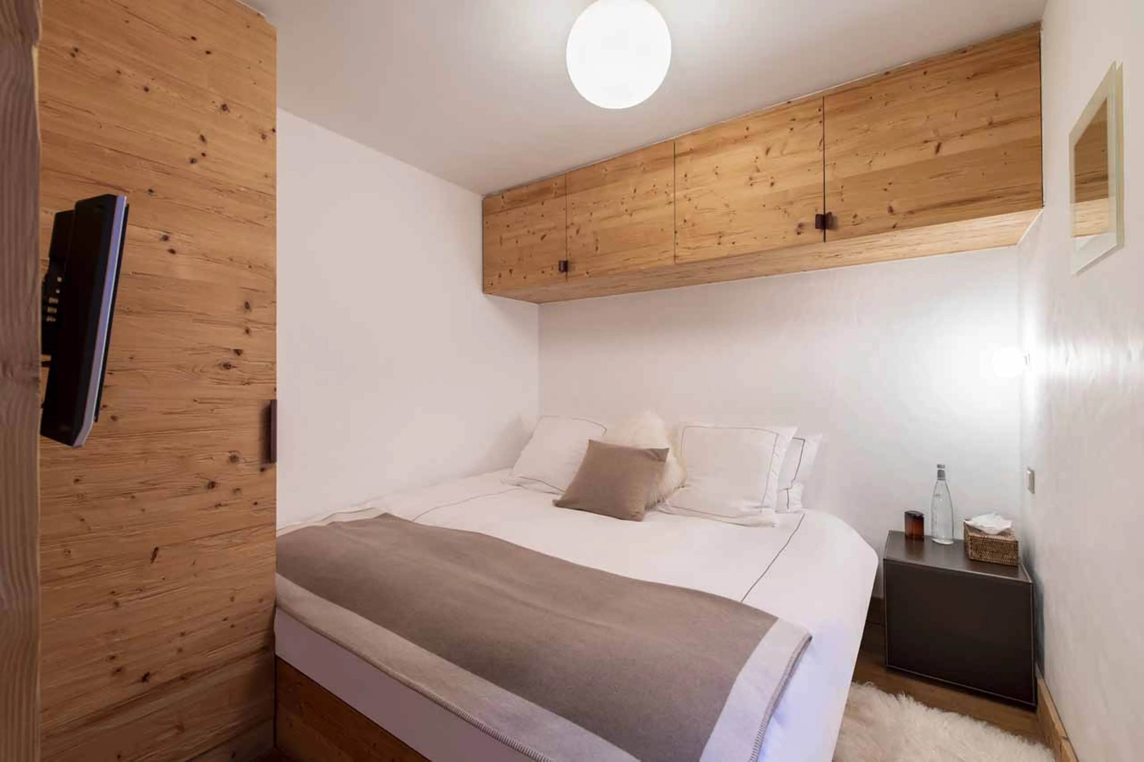 Double/twin bedroom at Chalet Spa in Verbier