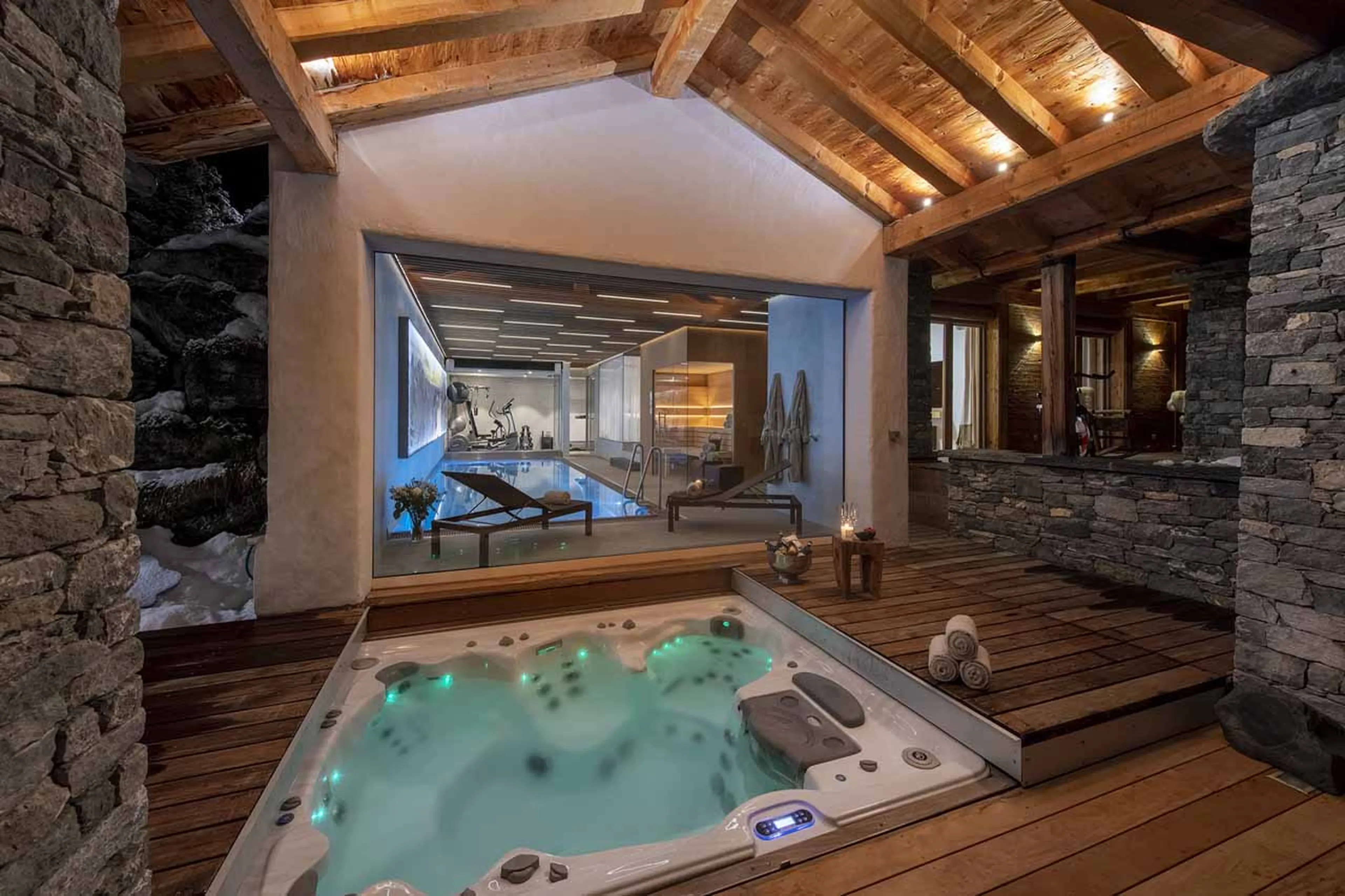Outdoor jacuzzi at Chalet Spa in Verbier