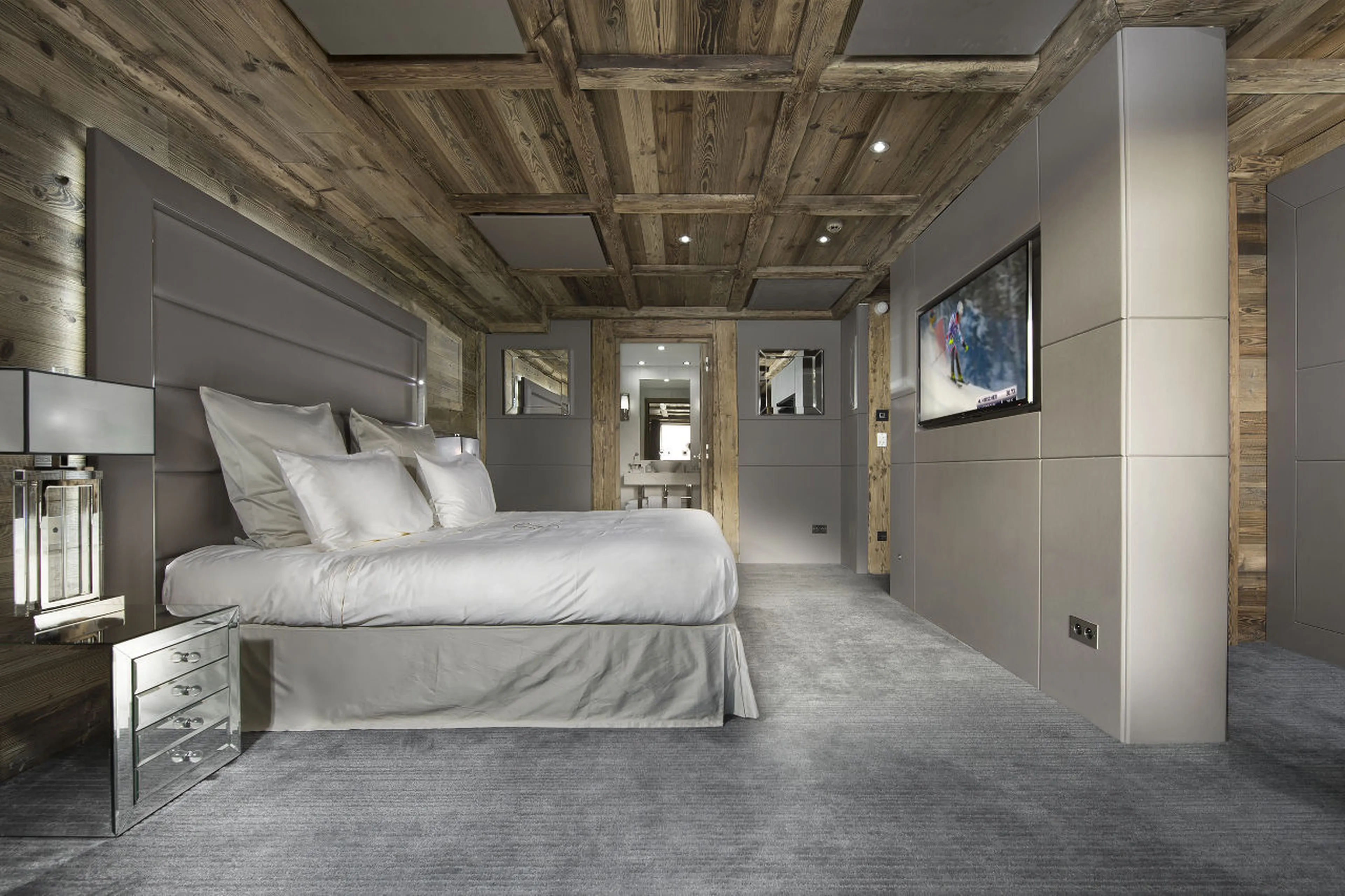 Spacious double bedroom with en-suite bathroom and dressing room in Chalet Tahoe in Courchevel 1850