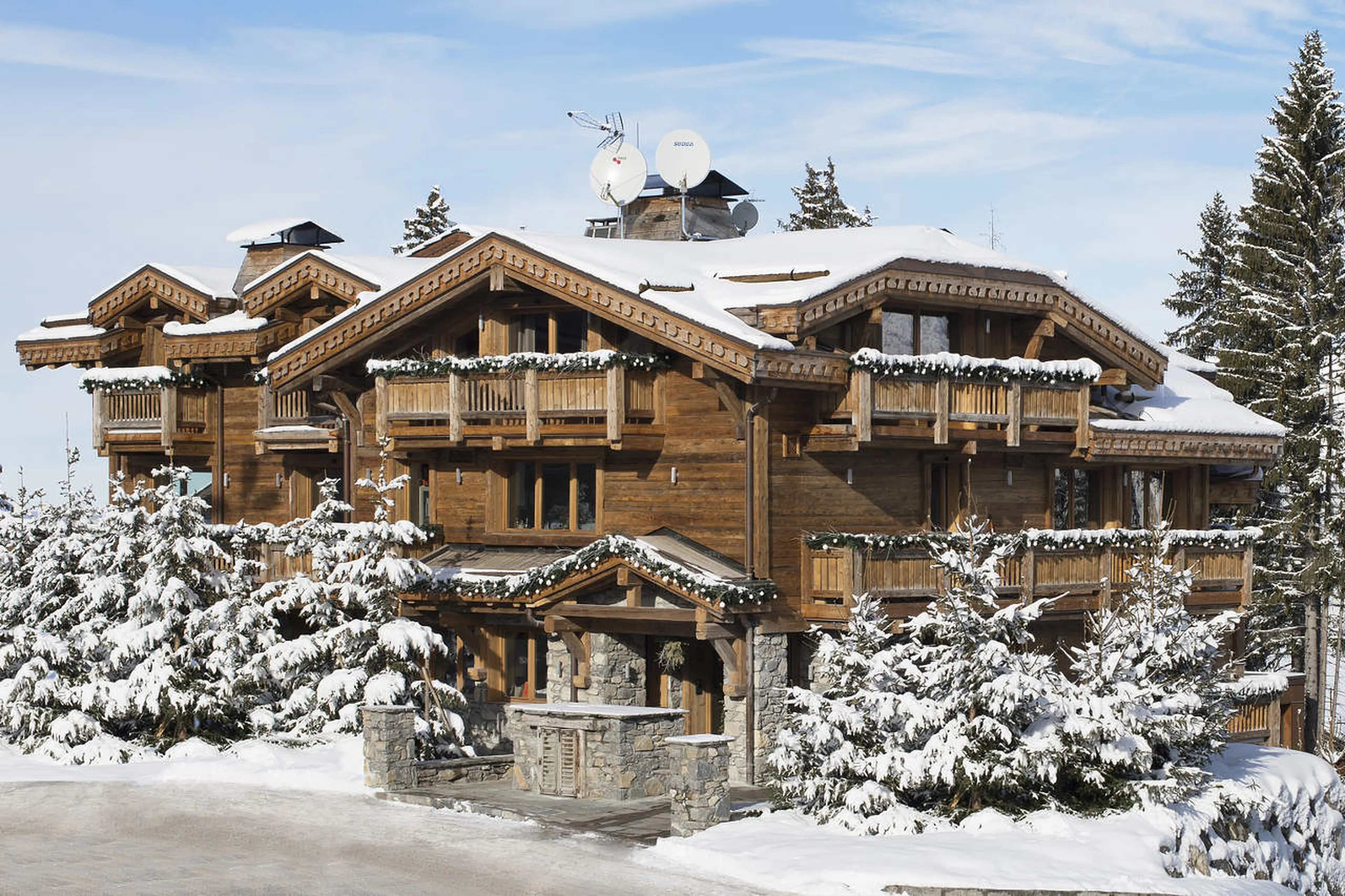 Chalet Tahoe is conveniently located 30 metres from Bellecôte slopes of Courchevel 1850