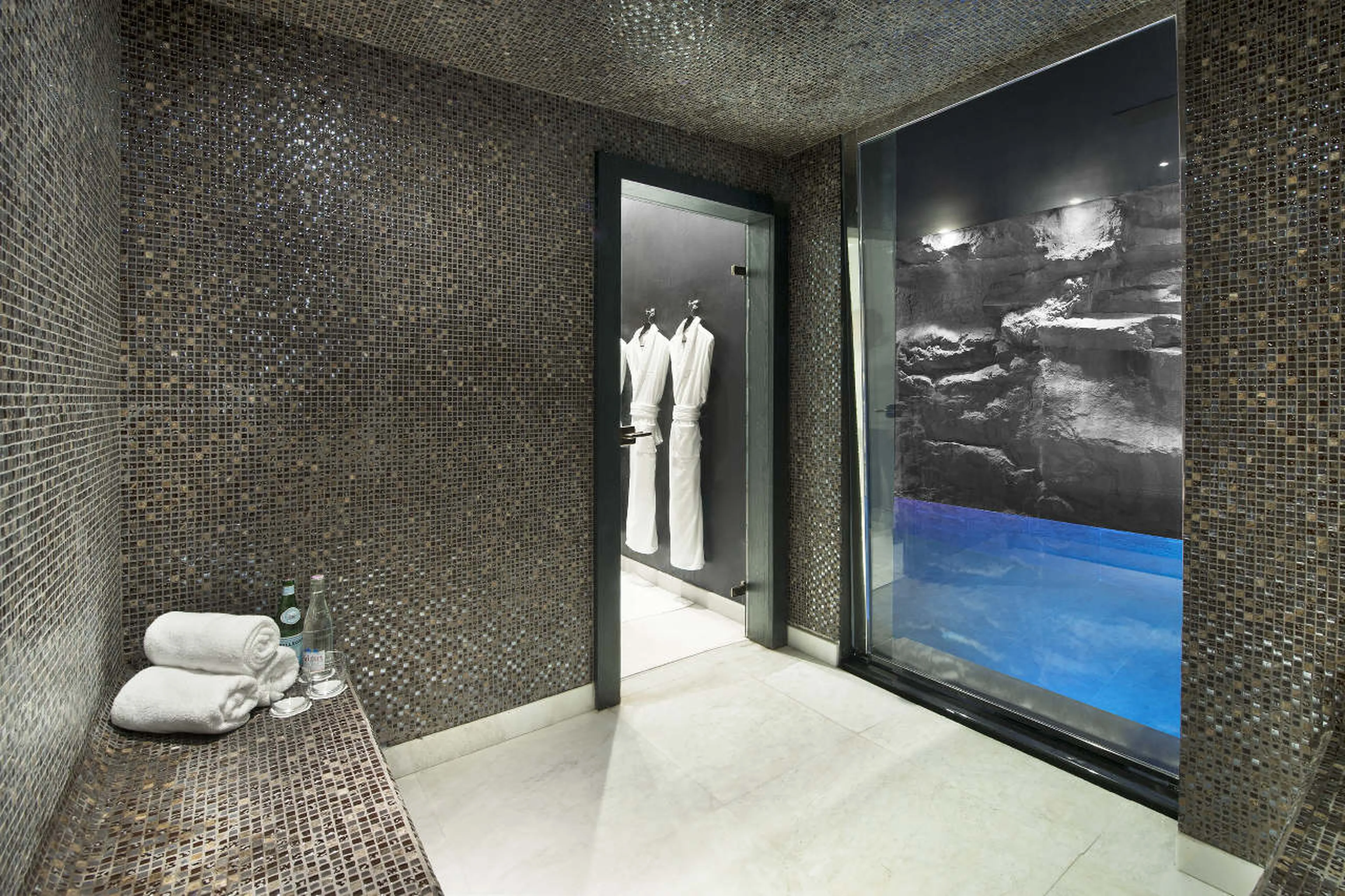 Hammam and Jacuzzi adjacent to swimming pool in spa of Chalet Tahoe in Courchevel 1850