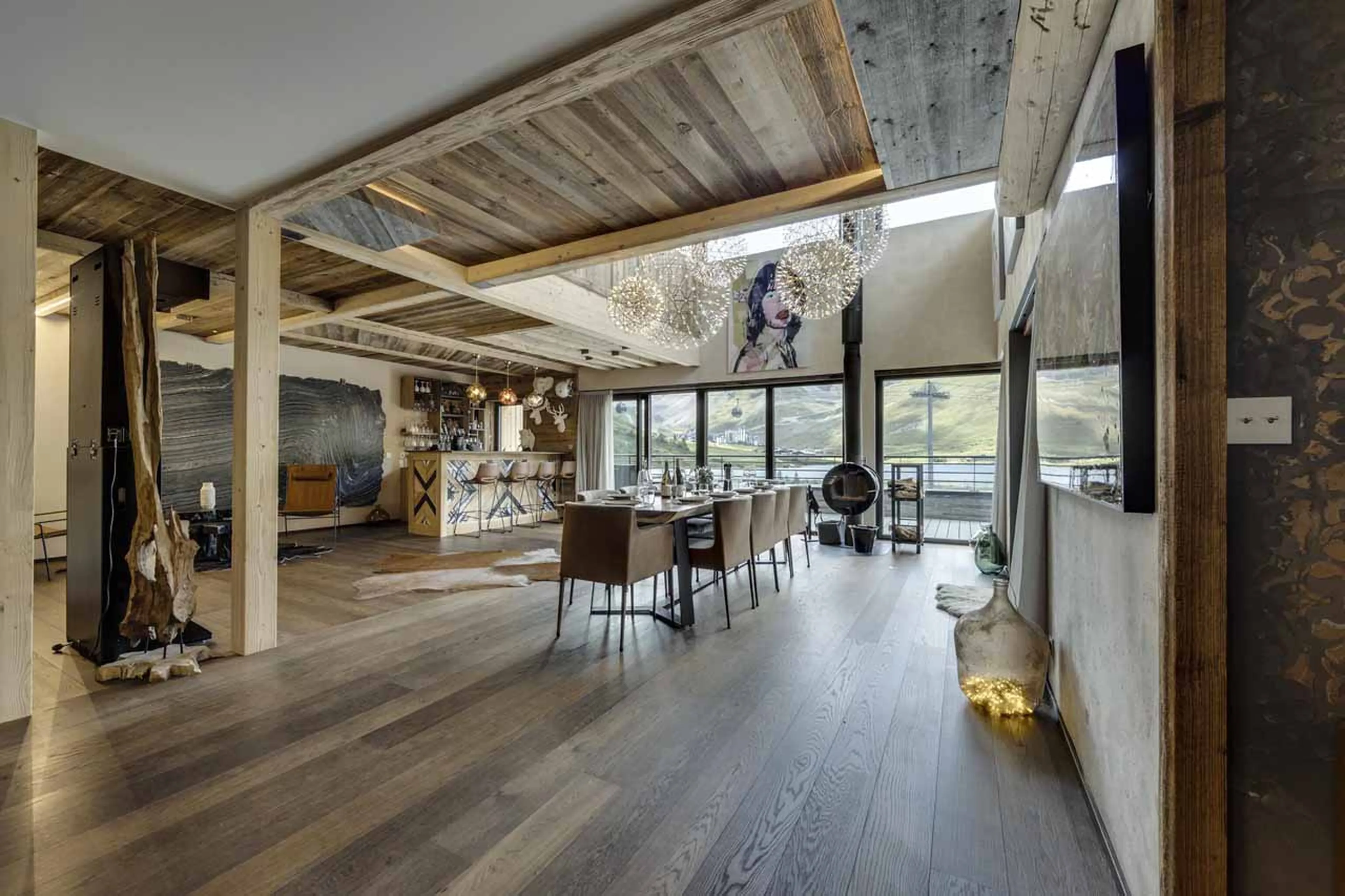 Spacious dining area and bar at Apartment Tajj in Tignes