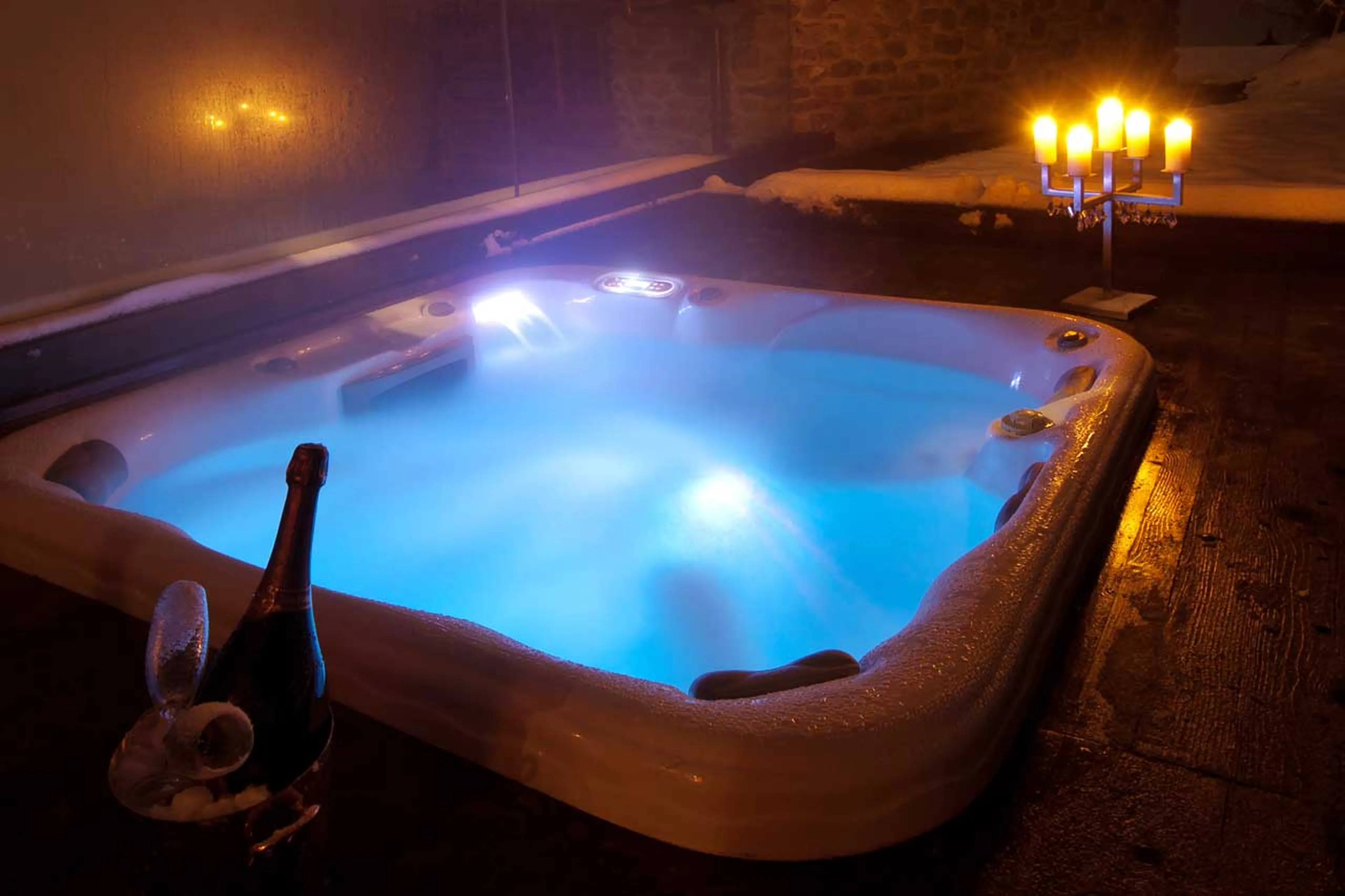Outdoor hot tub at Chalet Tigre in Verbier