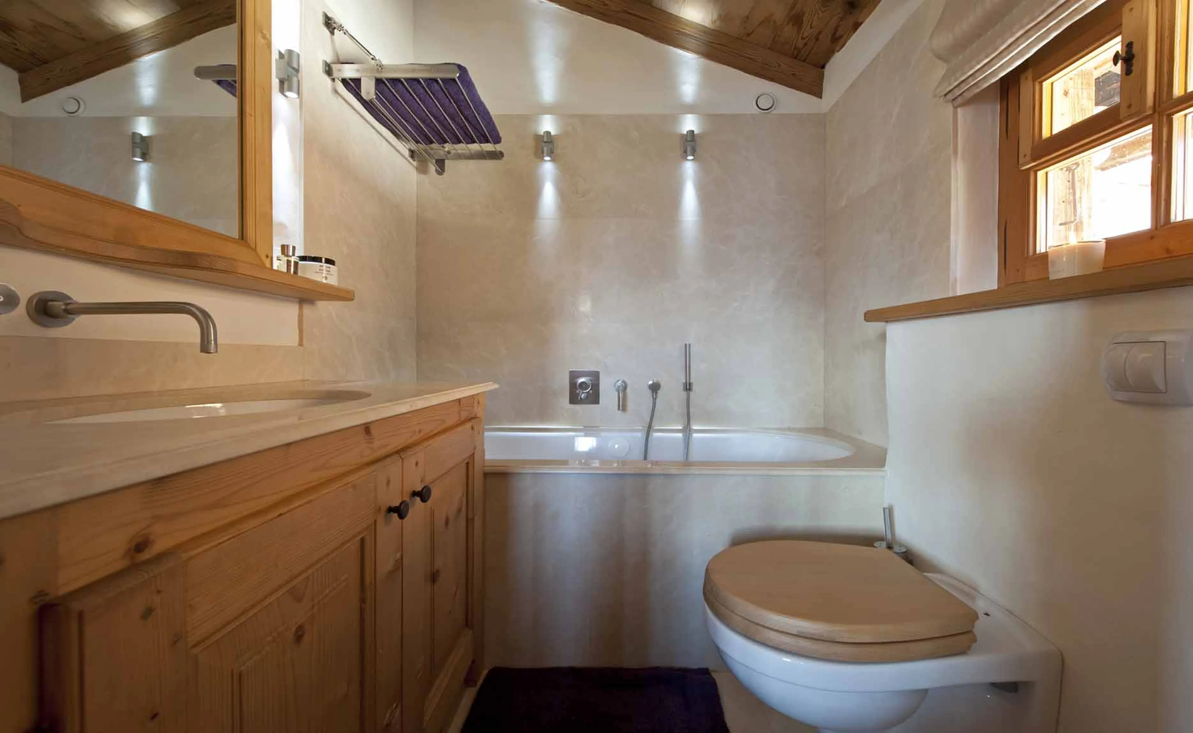 En-suite bathroom at Chalet Tigre in Verbier