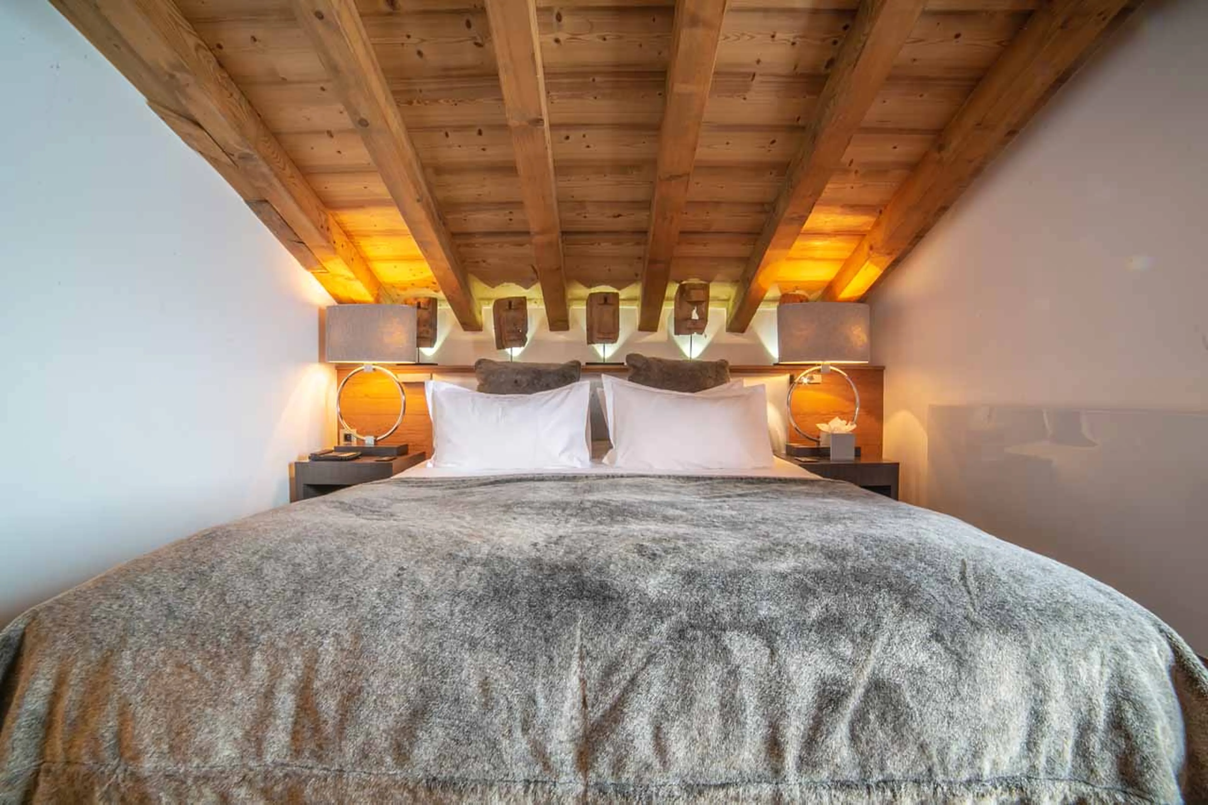 Double bed at Chalet Timeless in Courchevel 1850