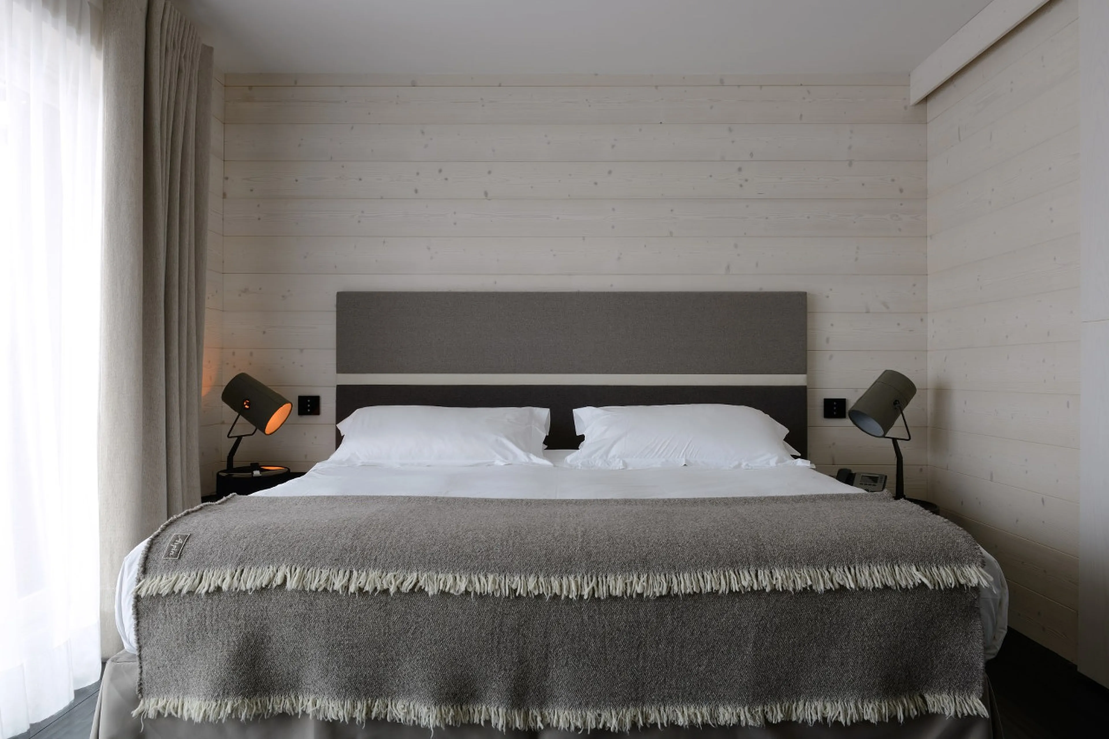 Double en-suite bedroom with balcony access in Chalet Tobenjofi in Courchevel 1850