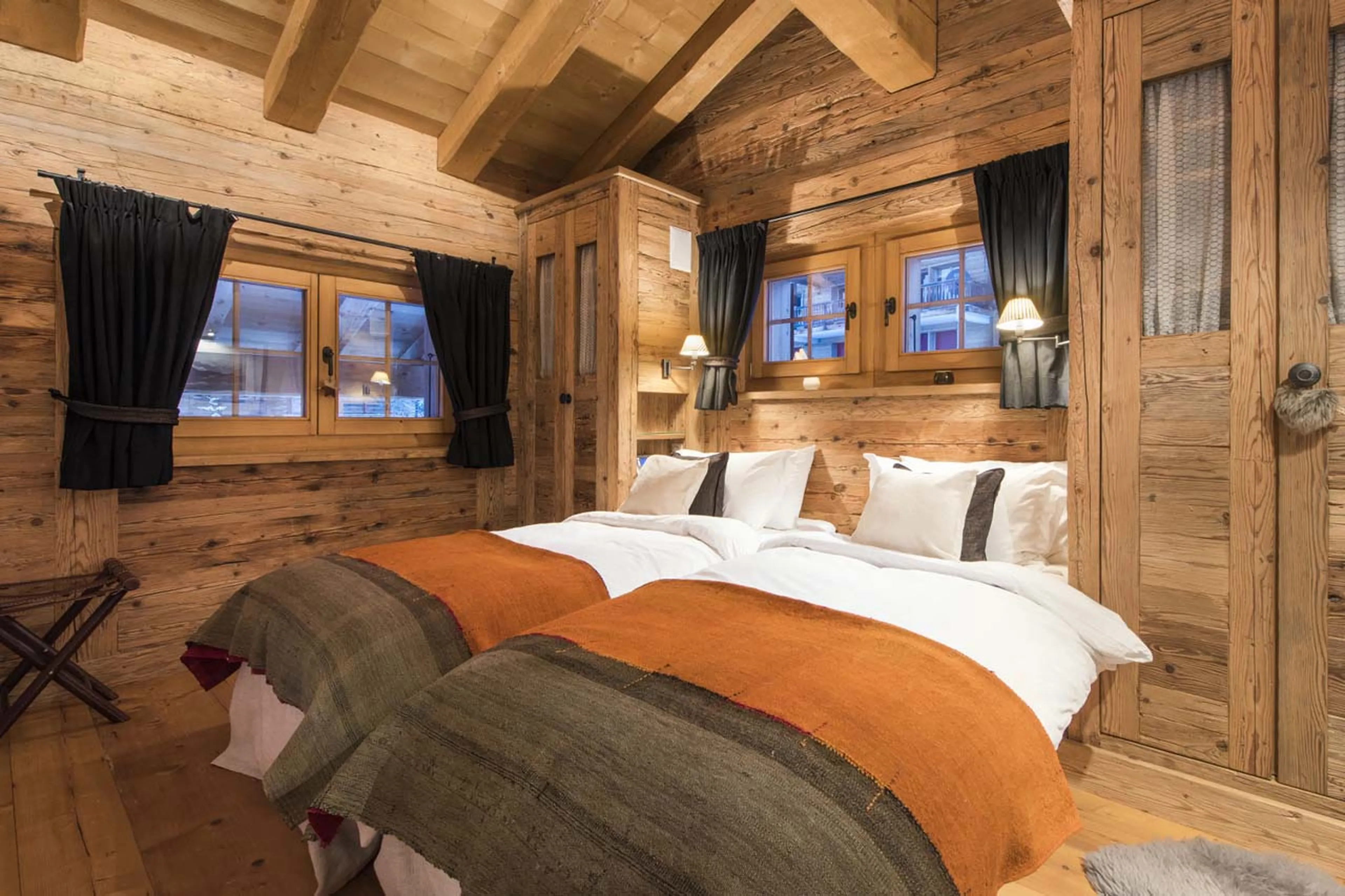 Super-king/twin bedroom at Penthouse Treize Etoiles in Verbier