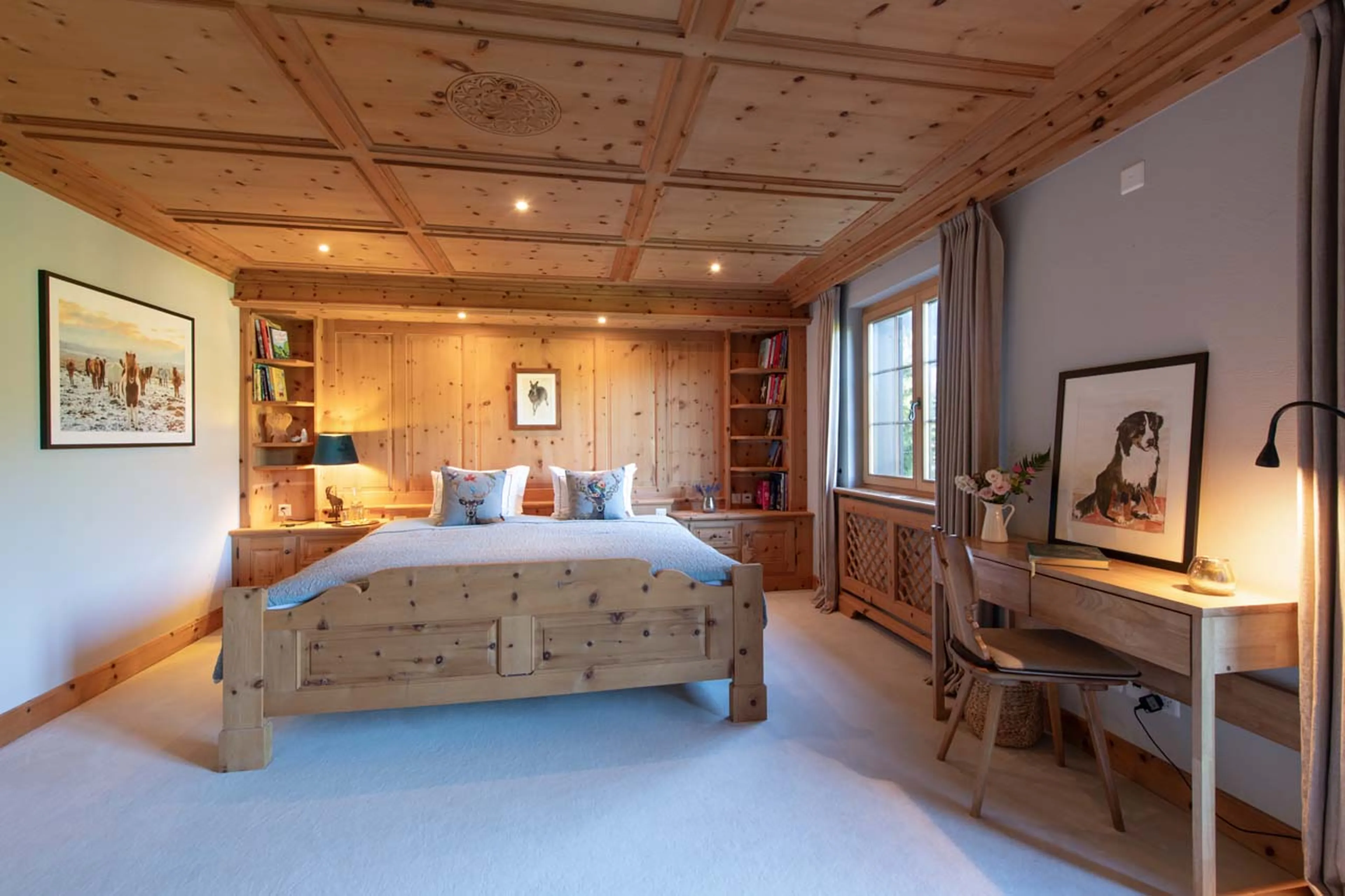 Desk in double bedroom at Chalet Tschuetta in Klosters