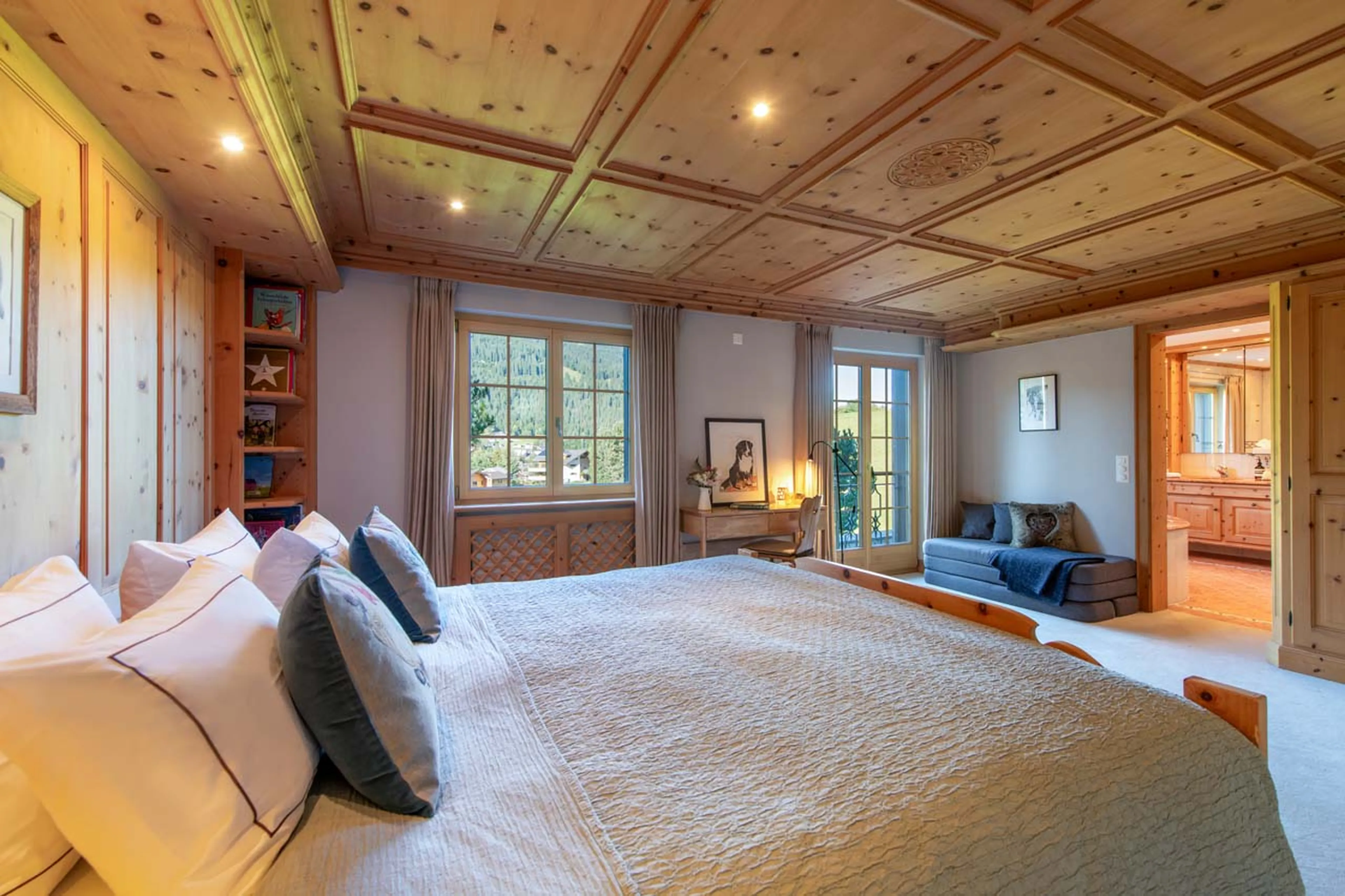 Double bedroom with sofa at Chalet Tschuetta in Klosters