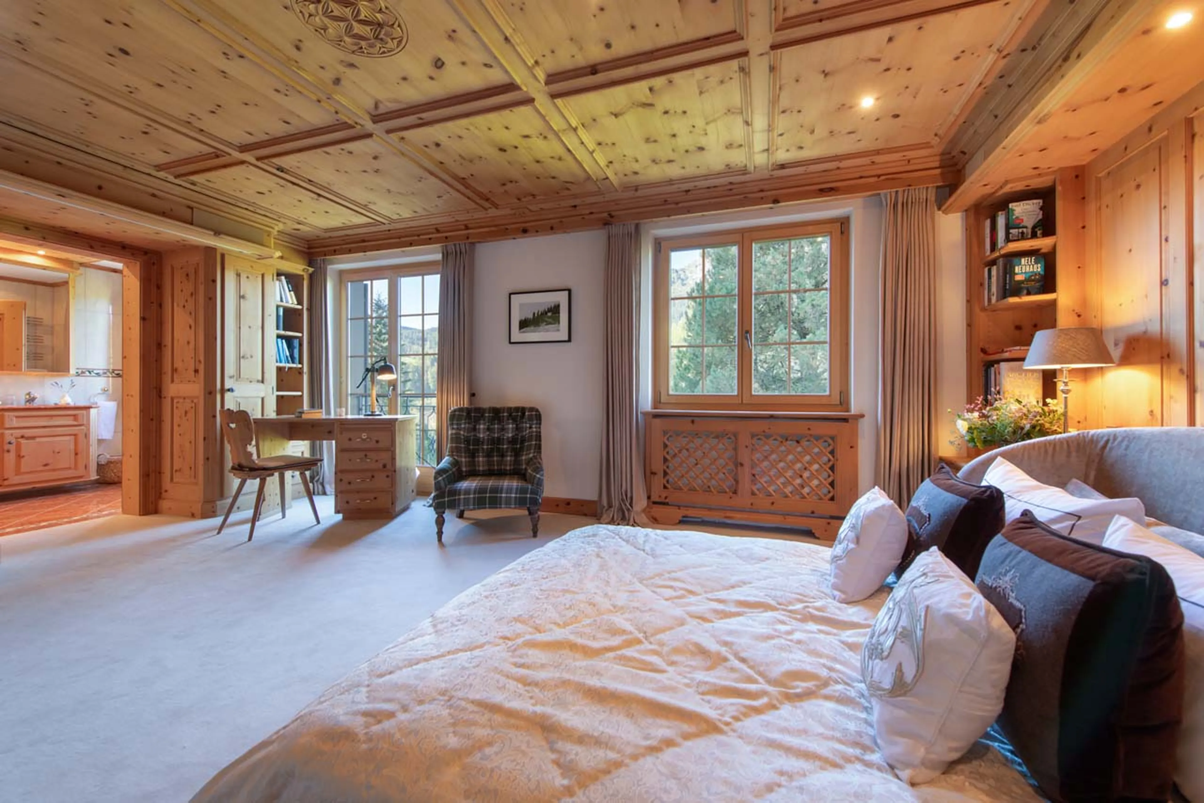 Sofa bed and desk in bedroom two at Chalet Tschuetta in Klosters