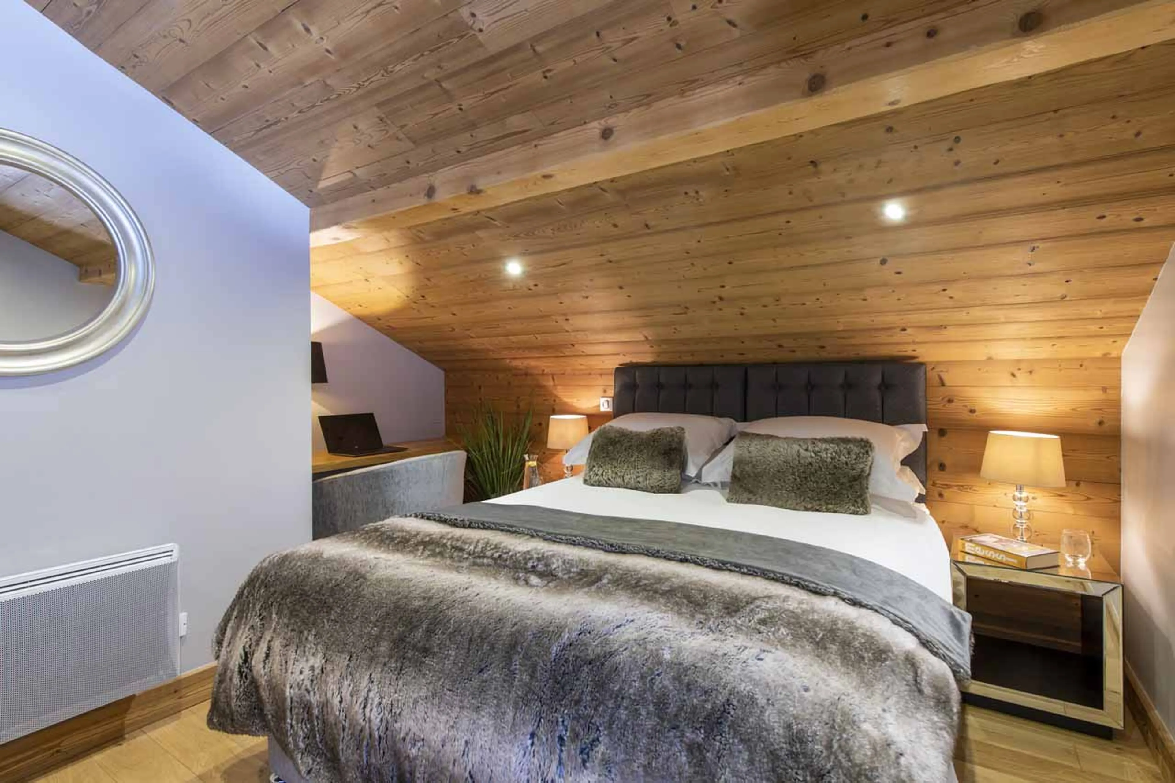 Bedroom three desk at Chalet Twenty26 in Morzine
