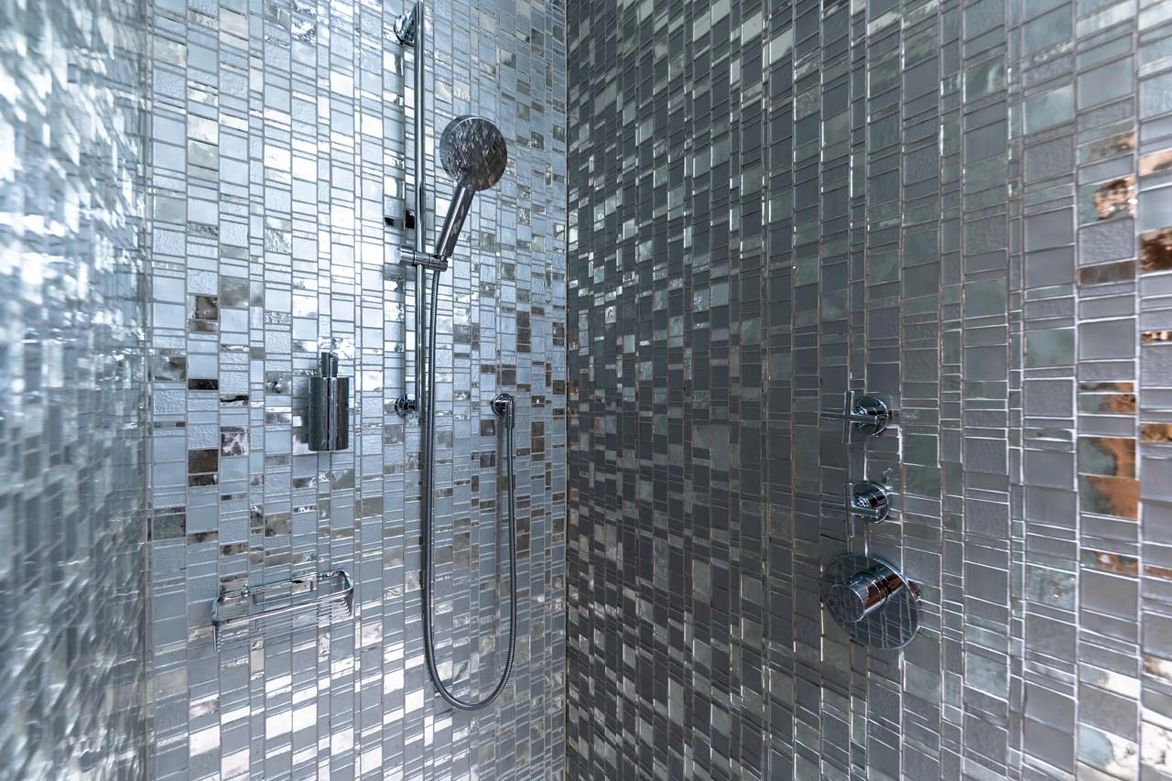 Bathroom five at Chalet Uberhaus in Lech