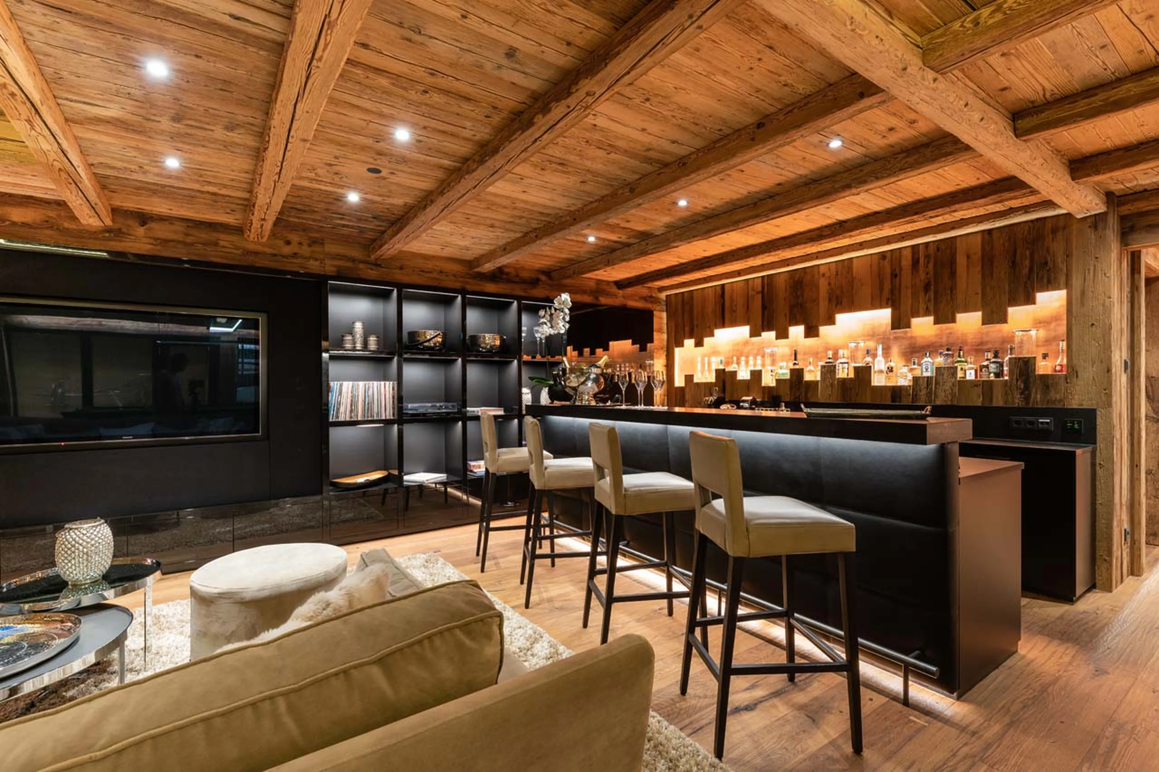Bar and big screen at Chalet Uberhaus in Lech