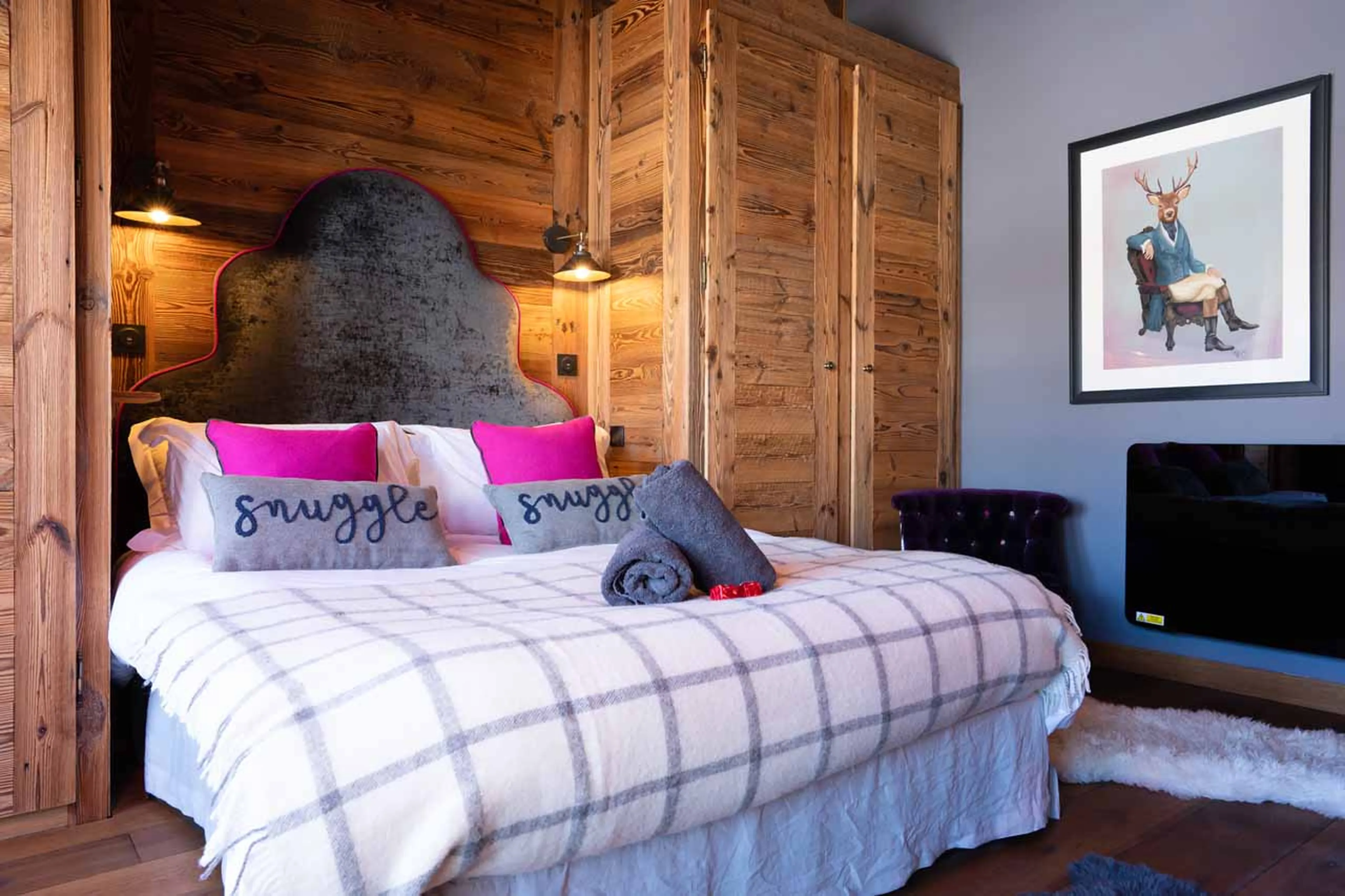 TV in double bedroom at Chalet Valambrun in Les Gets