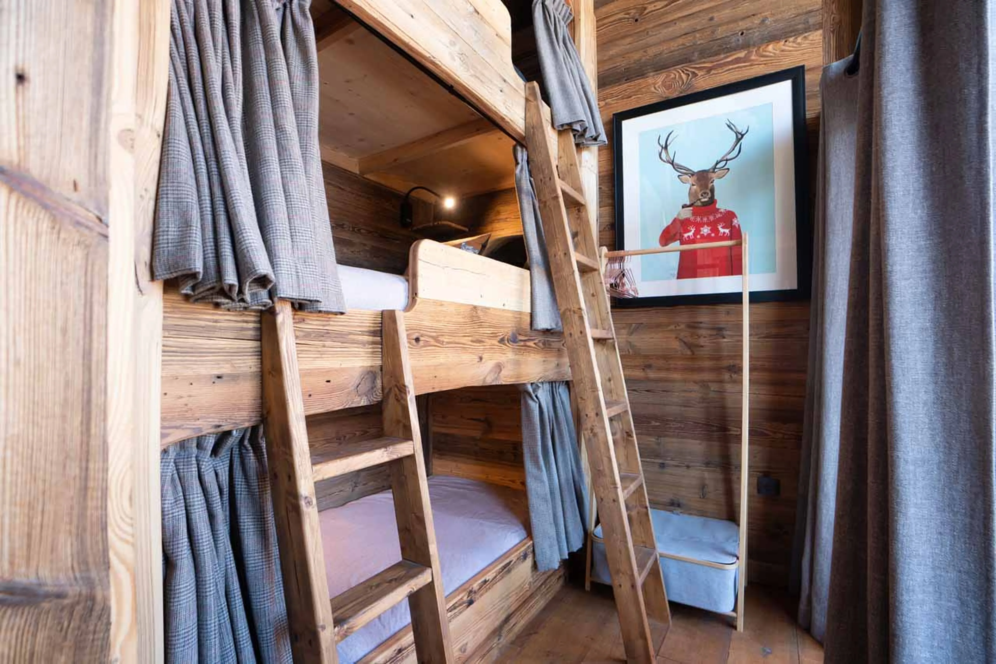 Triple bunk beds at Chalet Valambrun in Les Gets