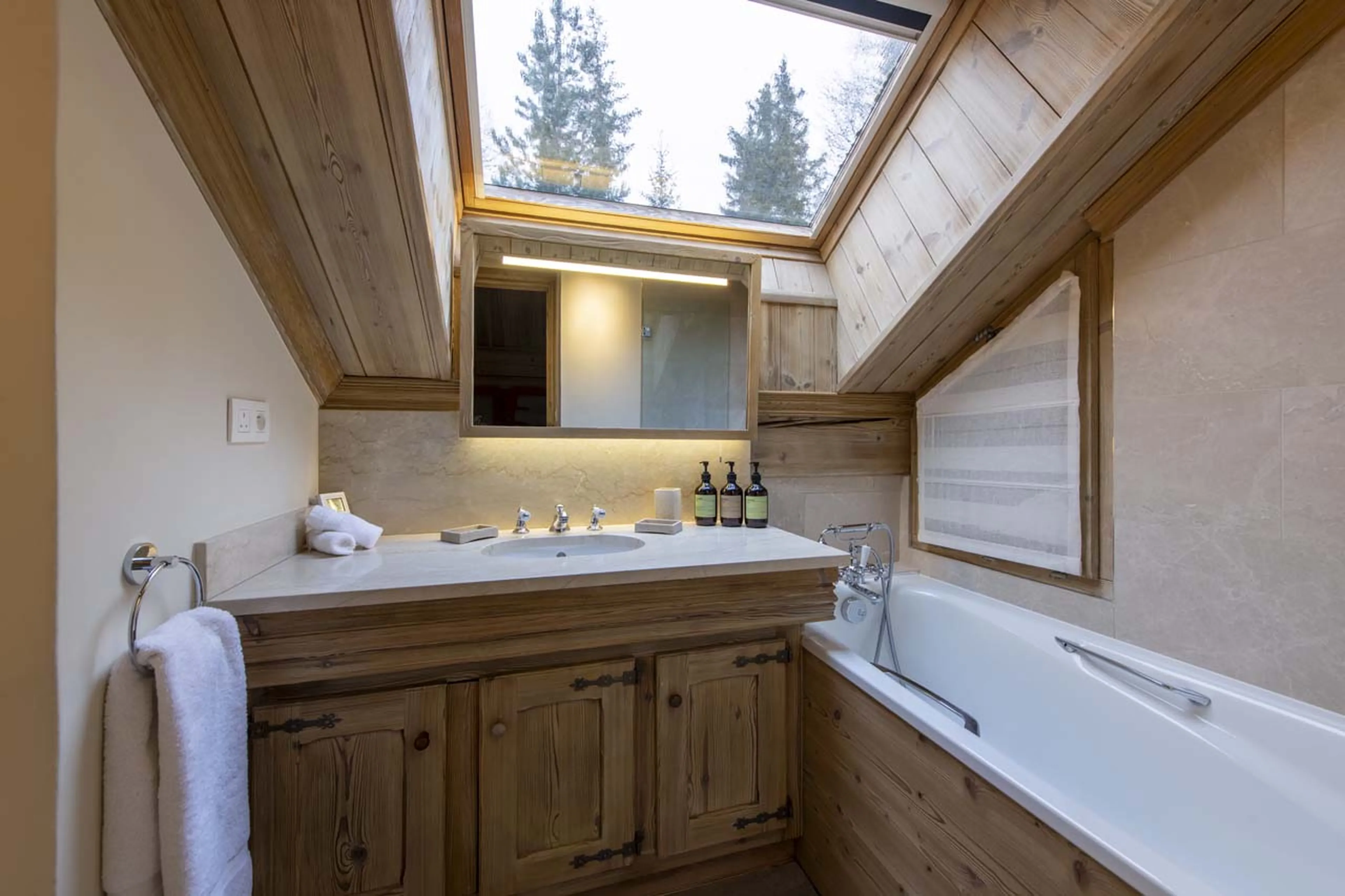 En-suite bathroom seven at Chalet Valentine in Meribel