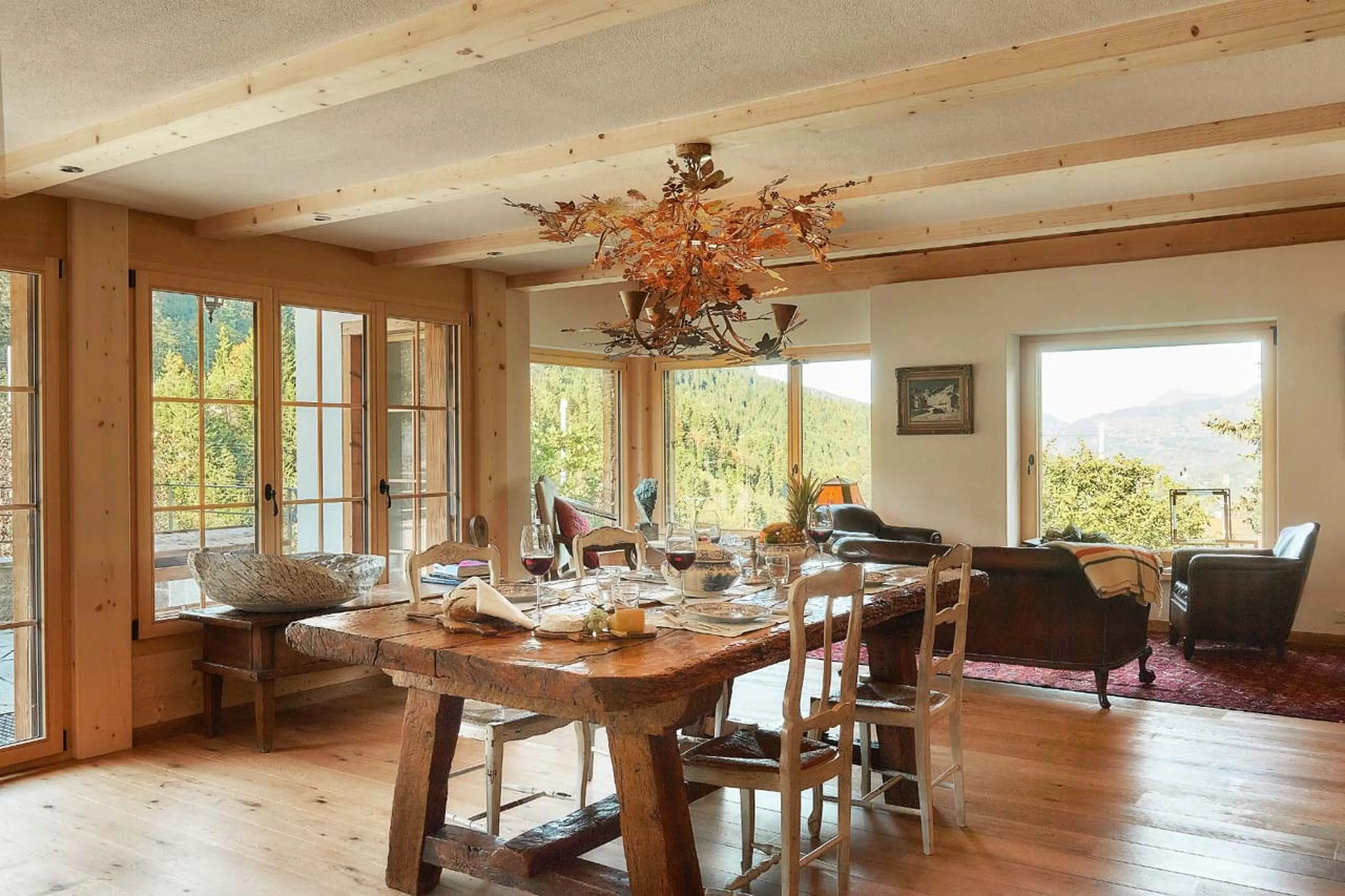 Open-plan living area at Chalet Verbena in Klosters