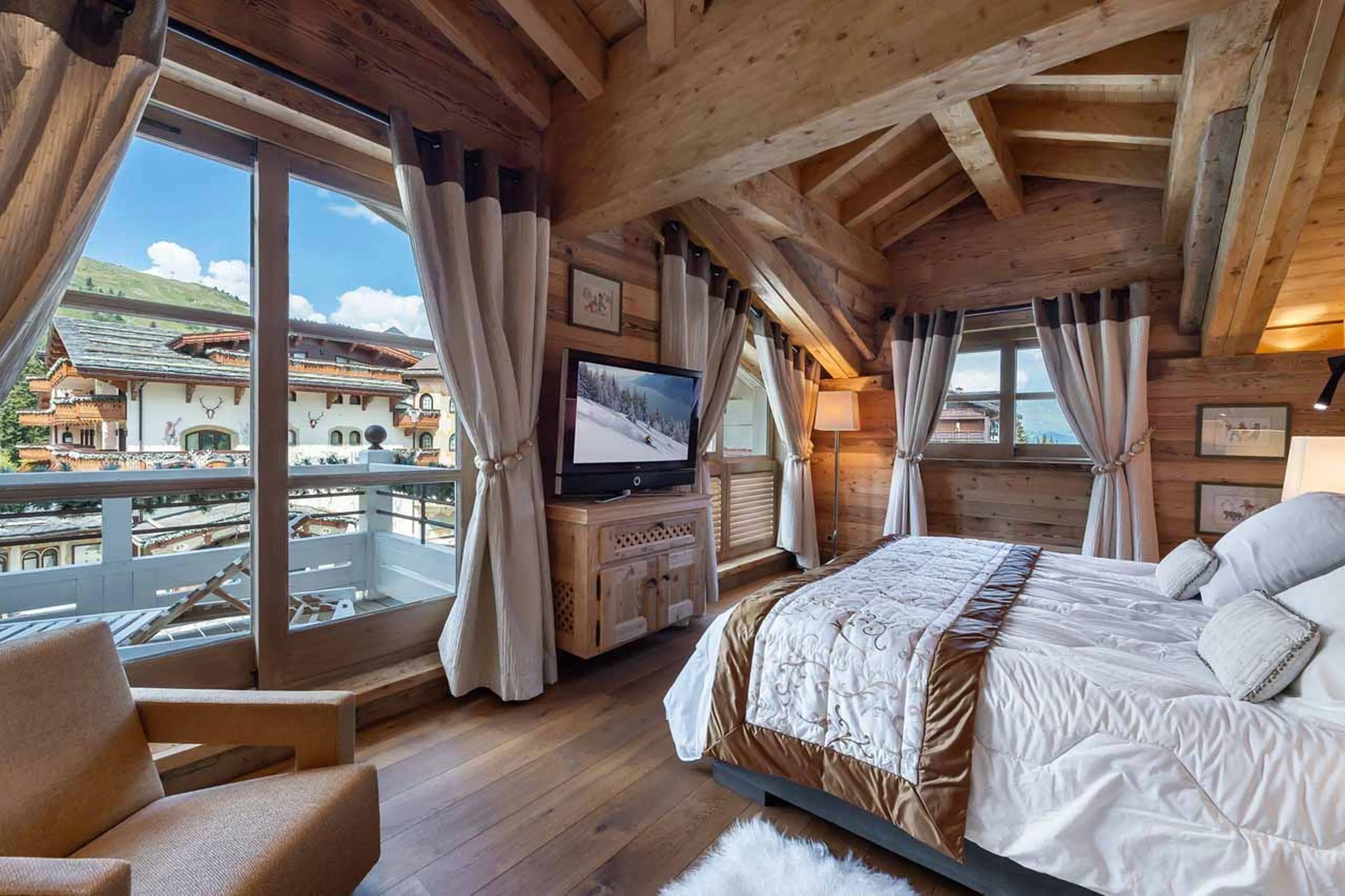 Master bedroom with balcony at Apartment White Pearl in Courchevel 1850
