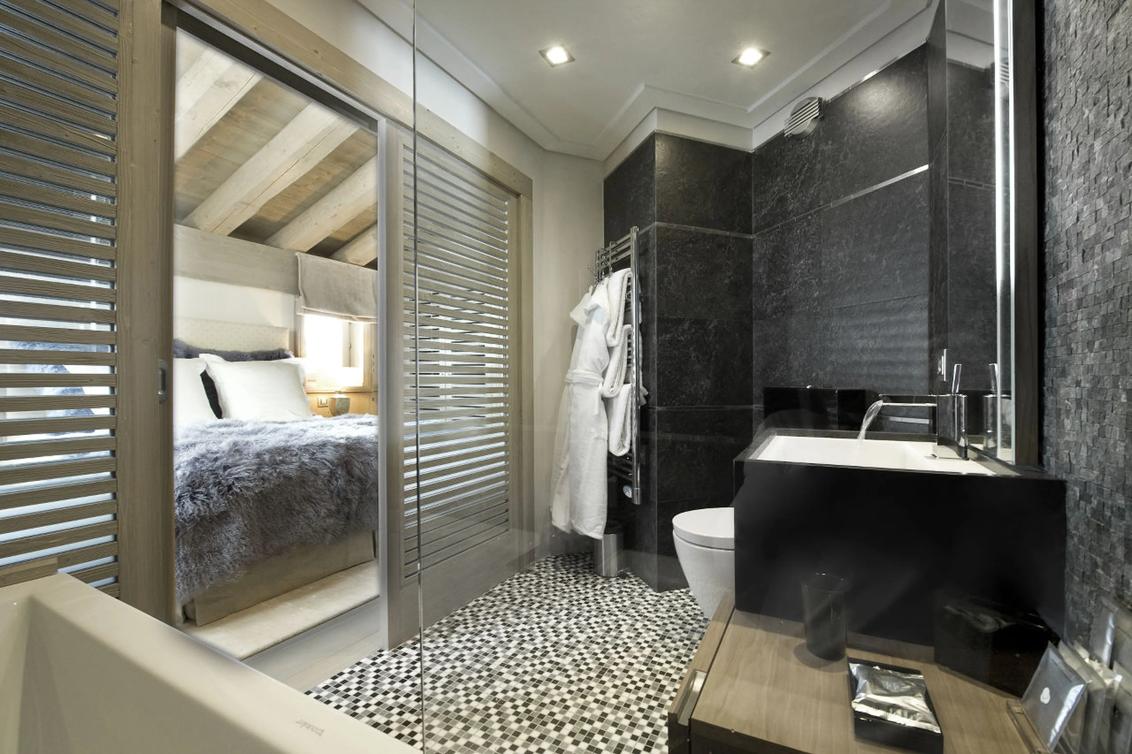 Bathroom en-suite to double/twin bedroom in Chalet White Pearl in Val d’Isere