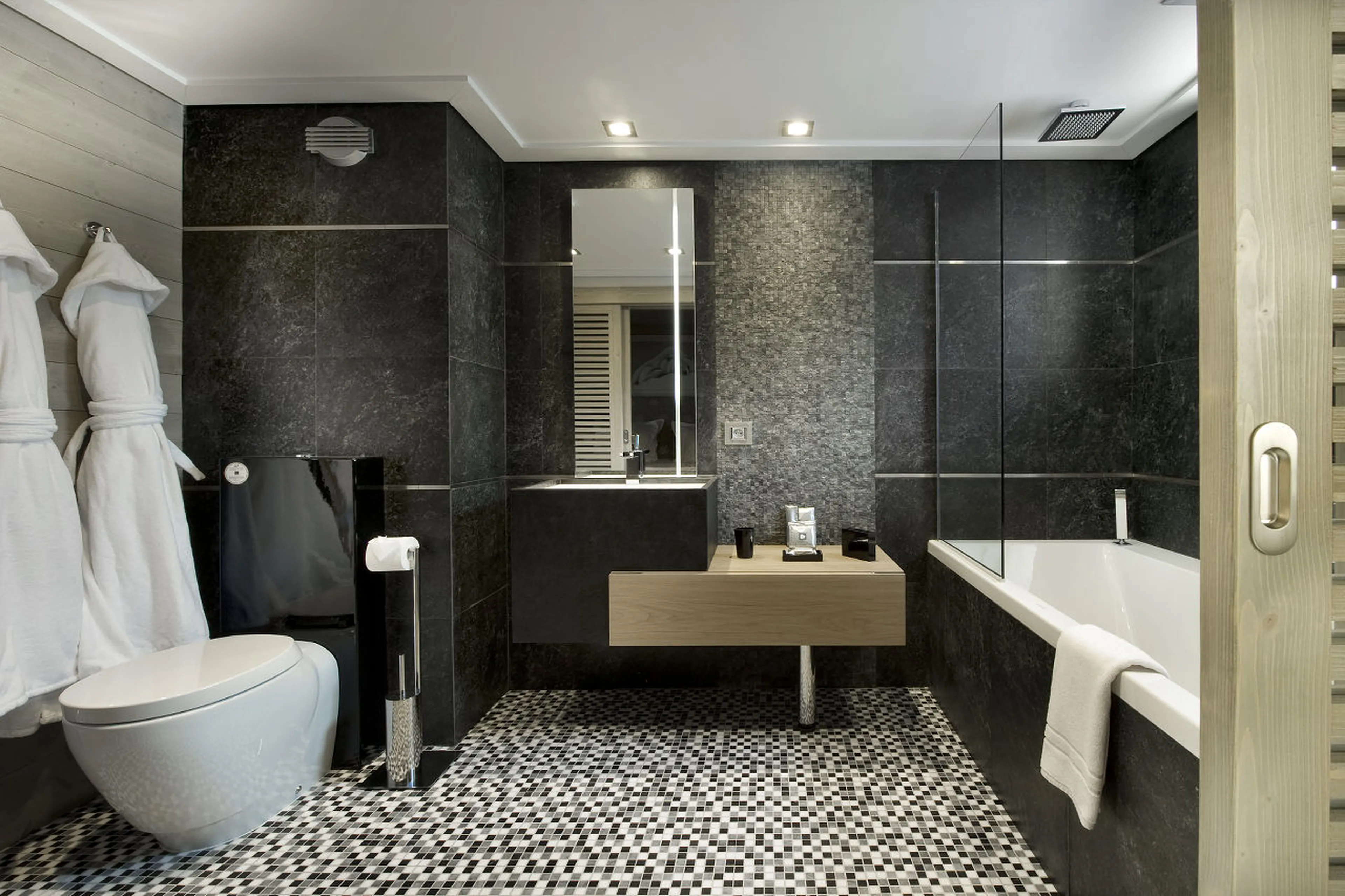 En-suite bathroom with stone and marble finishes in Chalet White Pearl in Val d’Isere