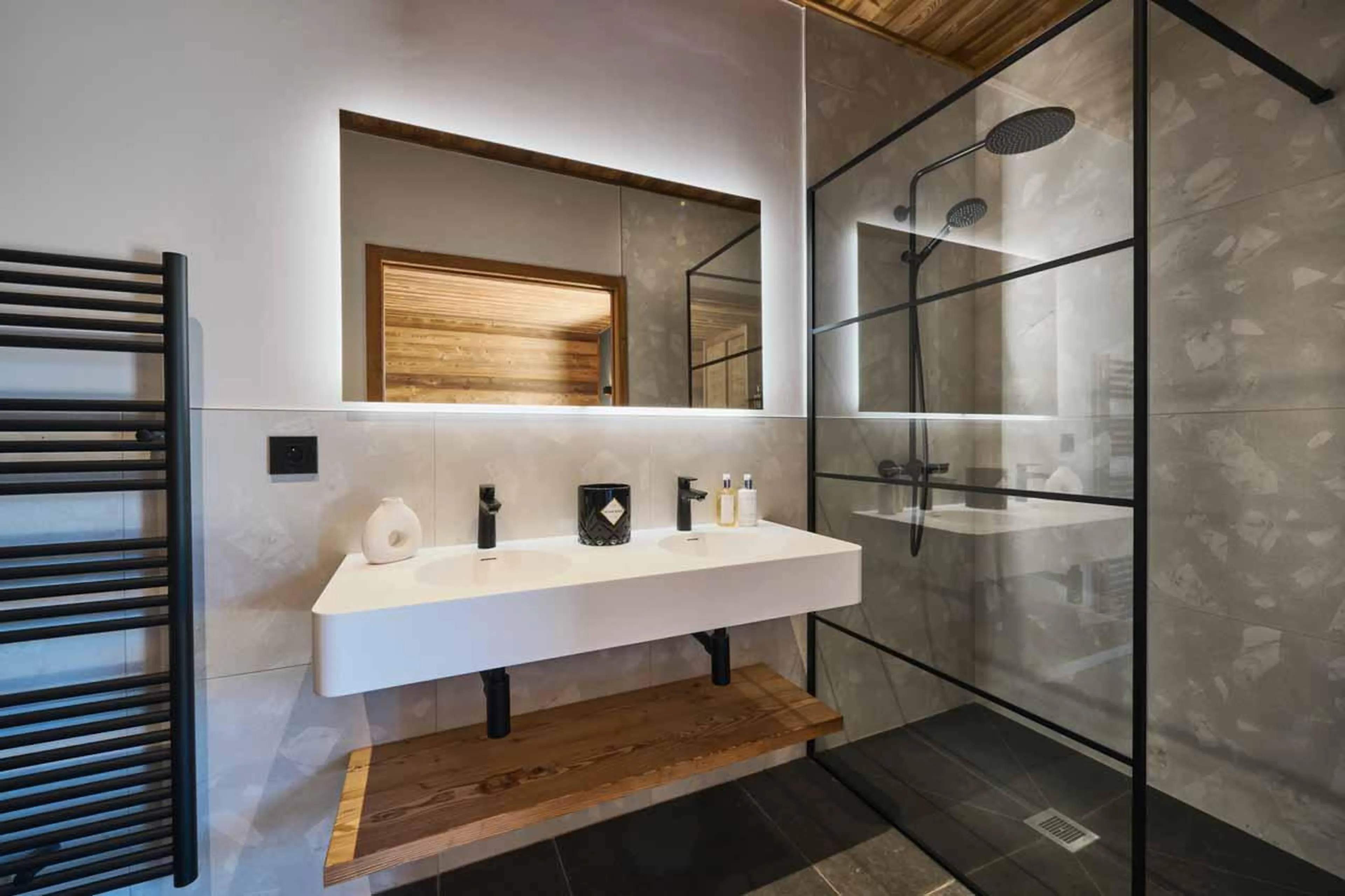 Double shower & twin sinks at Chalet Xanadu in Morzine