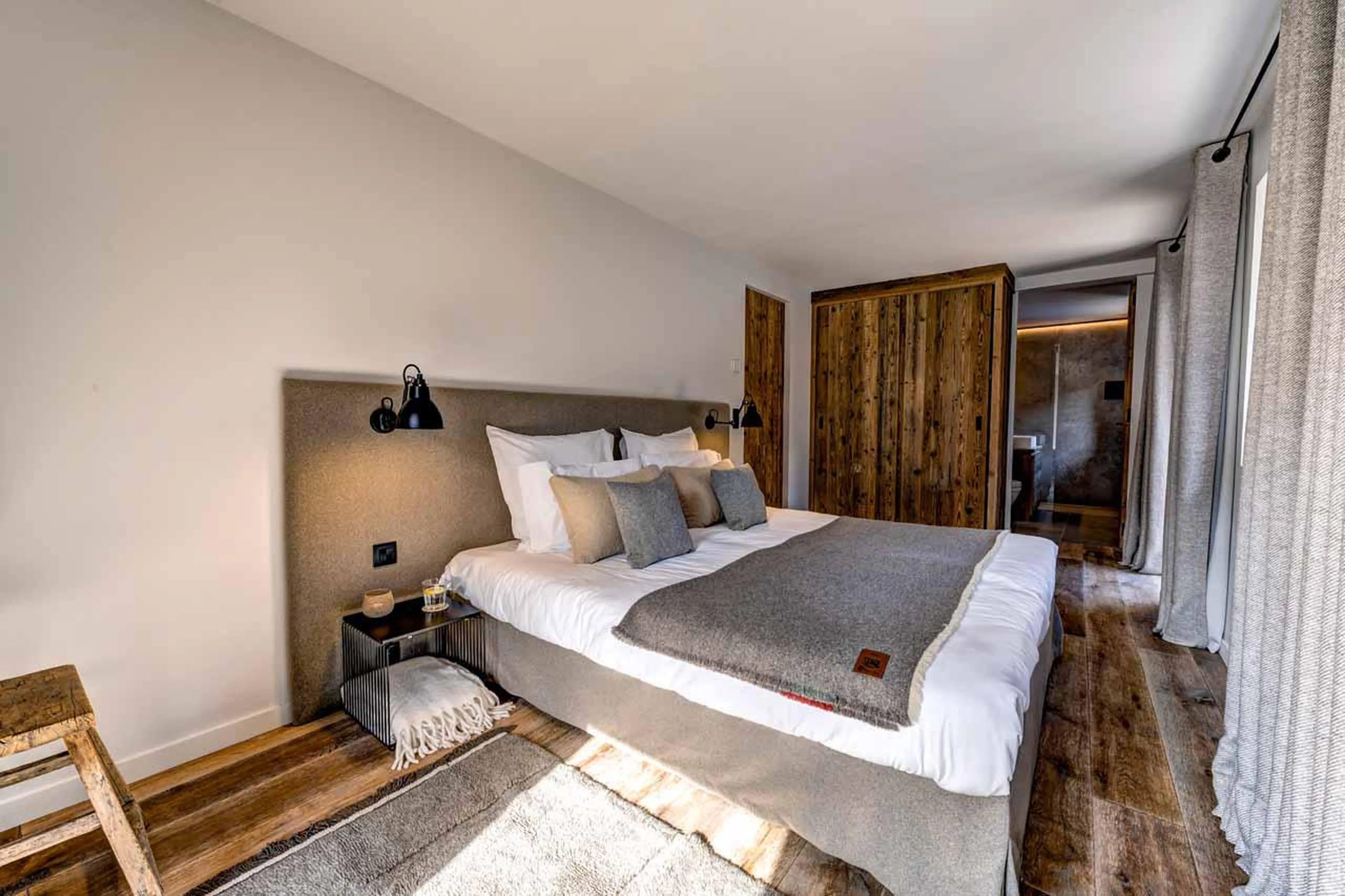 Master bedroom with super king/twin bed in Chalet Zanskar, St Martin de Belleville