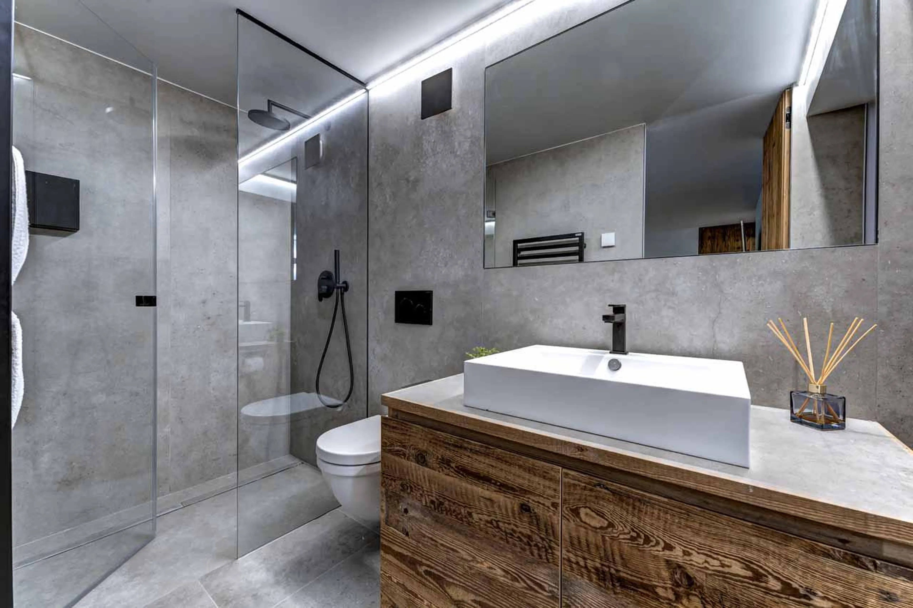 En-suite shower room with walk-in double width shower in Chalet Zanskar, St Martin de Belleville