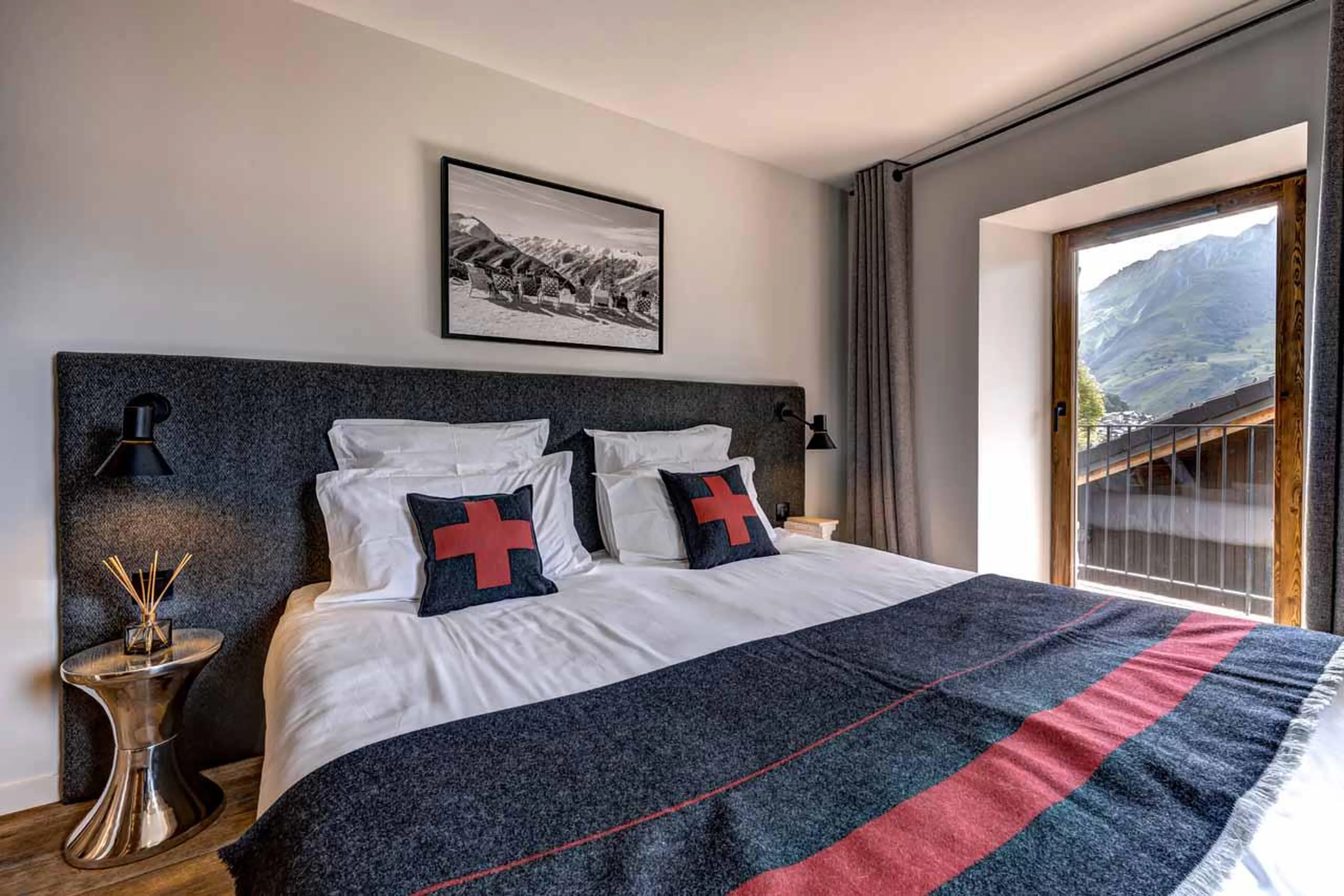 Super king/twin bedroom with balcony access in Chalet Zanskar, St Martin de Belleville