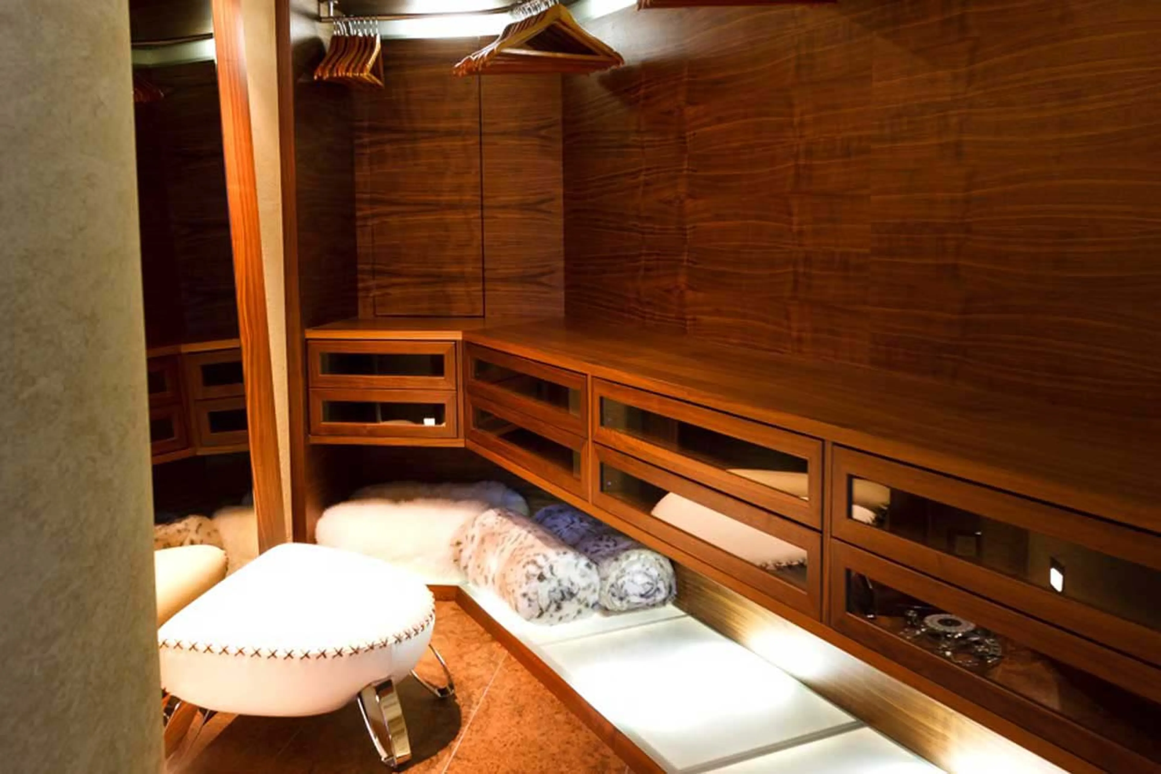 Master bedroom dressing room in Chalet Zermatt Peak in Zermatt