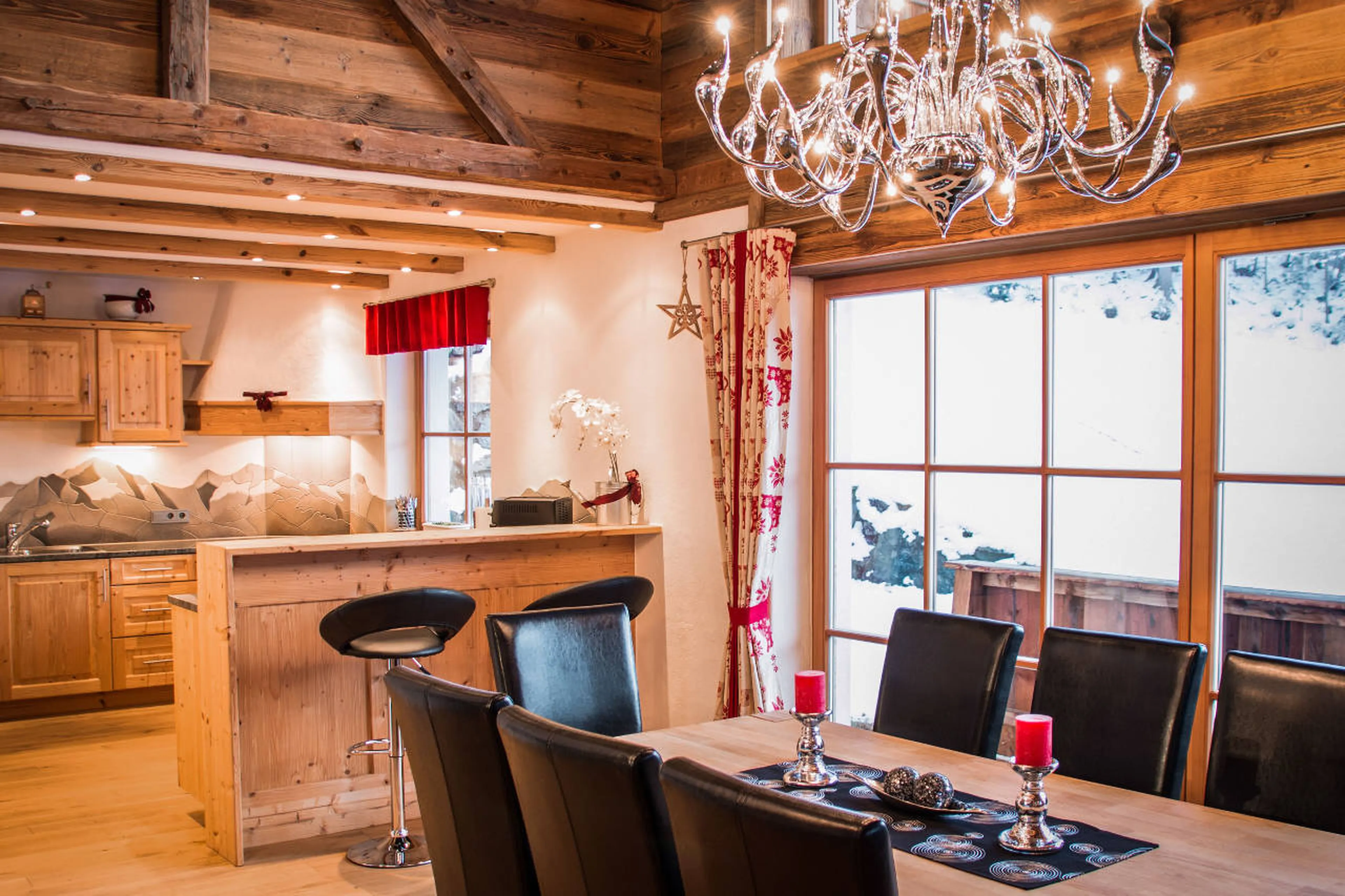 Dining area and open-plan kitchen in Chalet Ziller in Zillertal