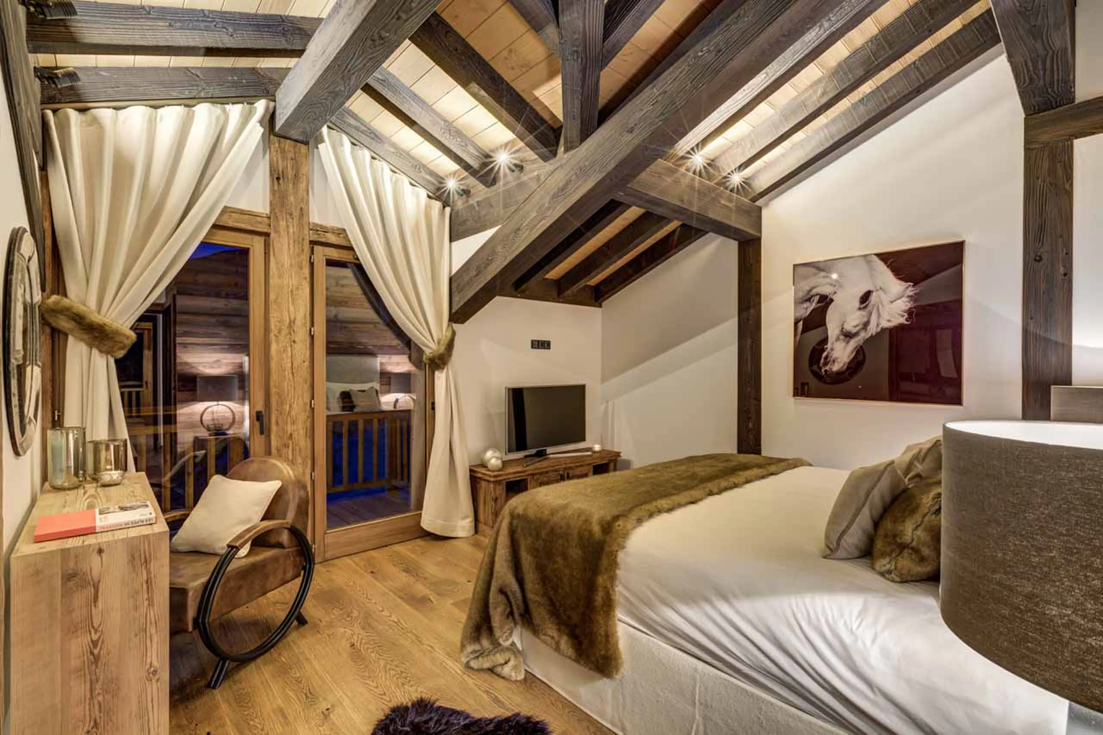 Charcoal and brown themed master suite at Chez Bugi in St Martin de Belleville