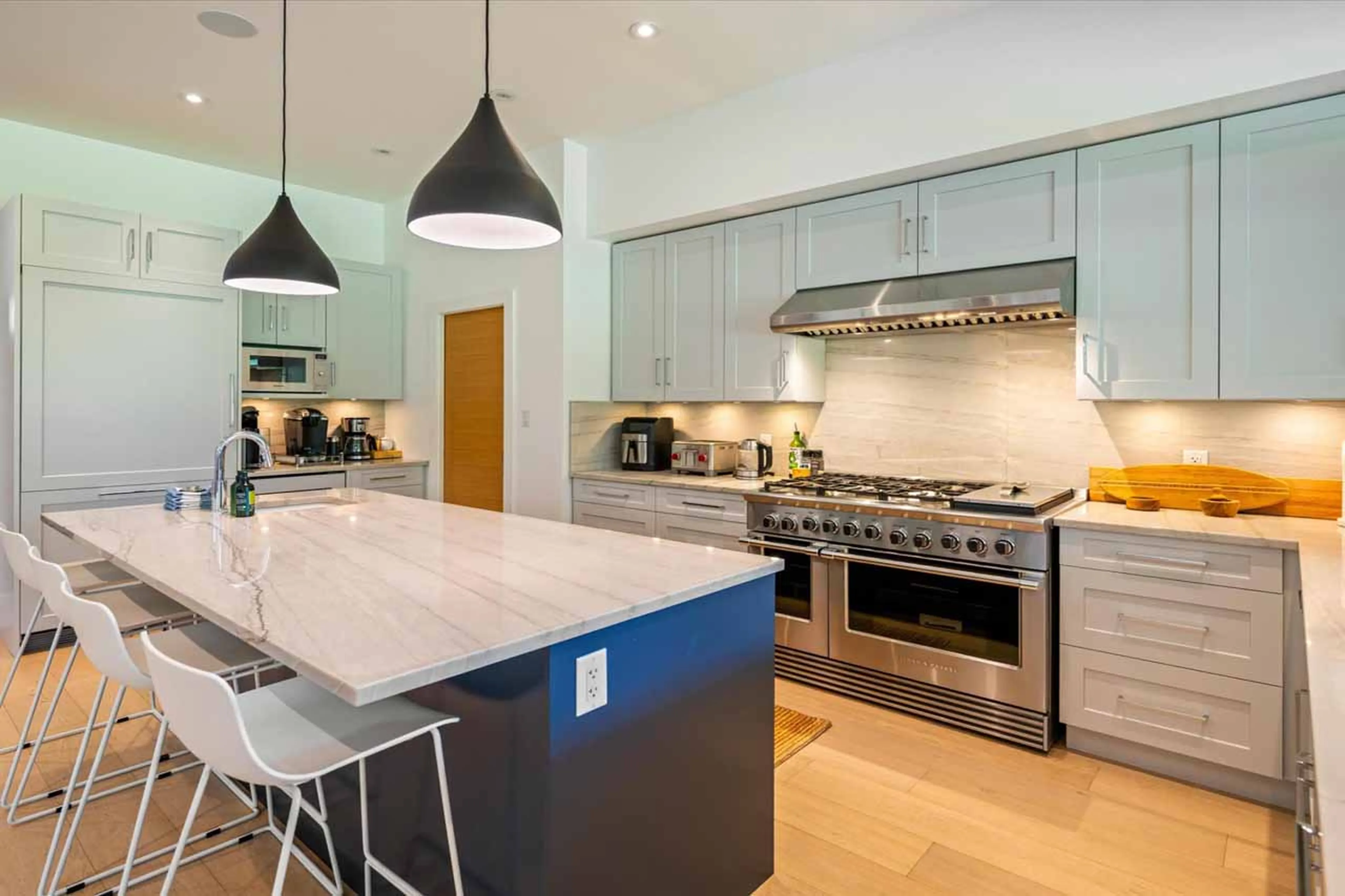 Kitchen island at Cypress Links in Whistler