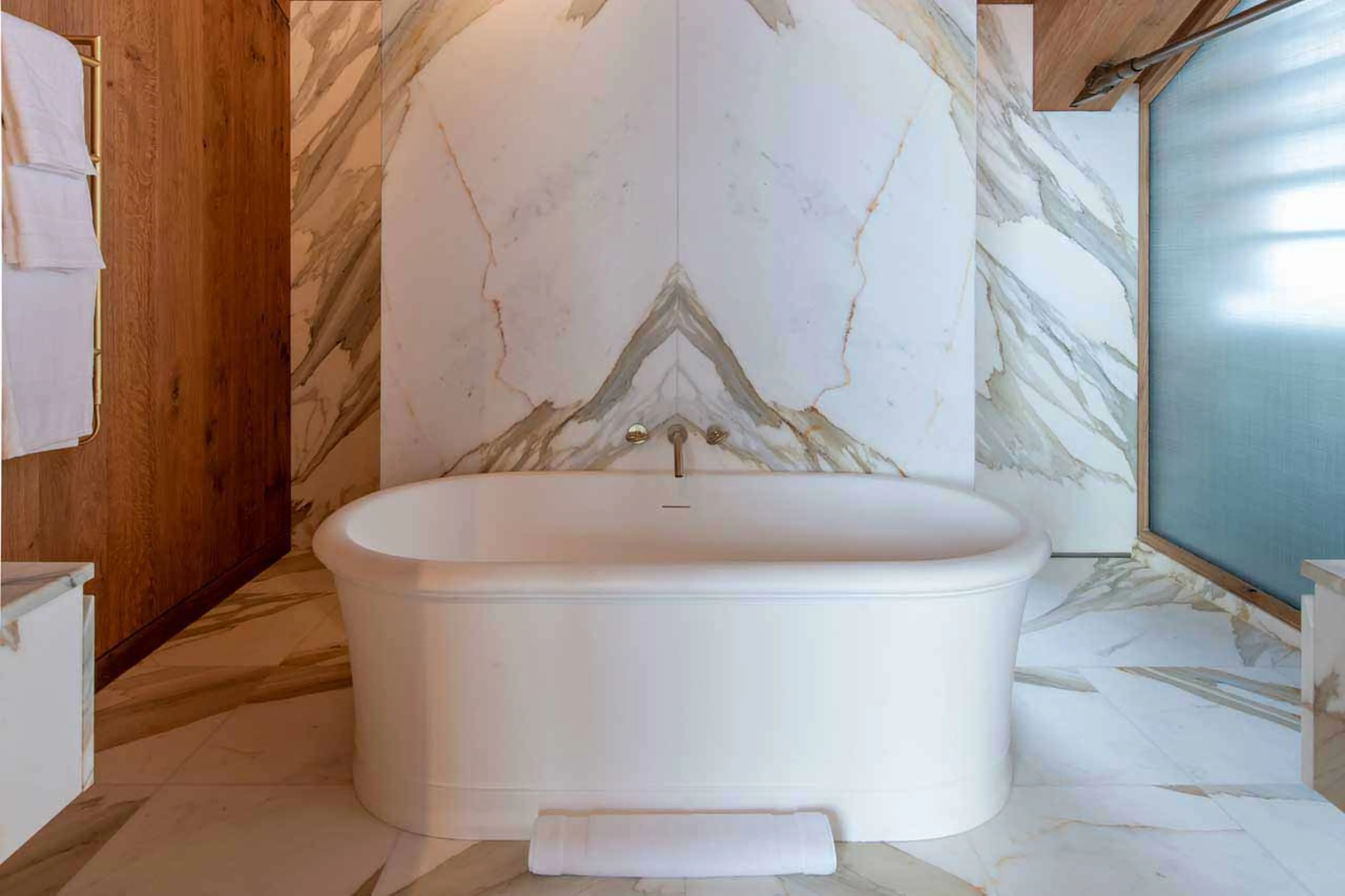 Free-standing bathtub at Chalet Etoile du Nord - West Wing in Val d'Isere
