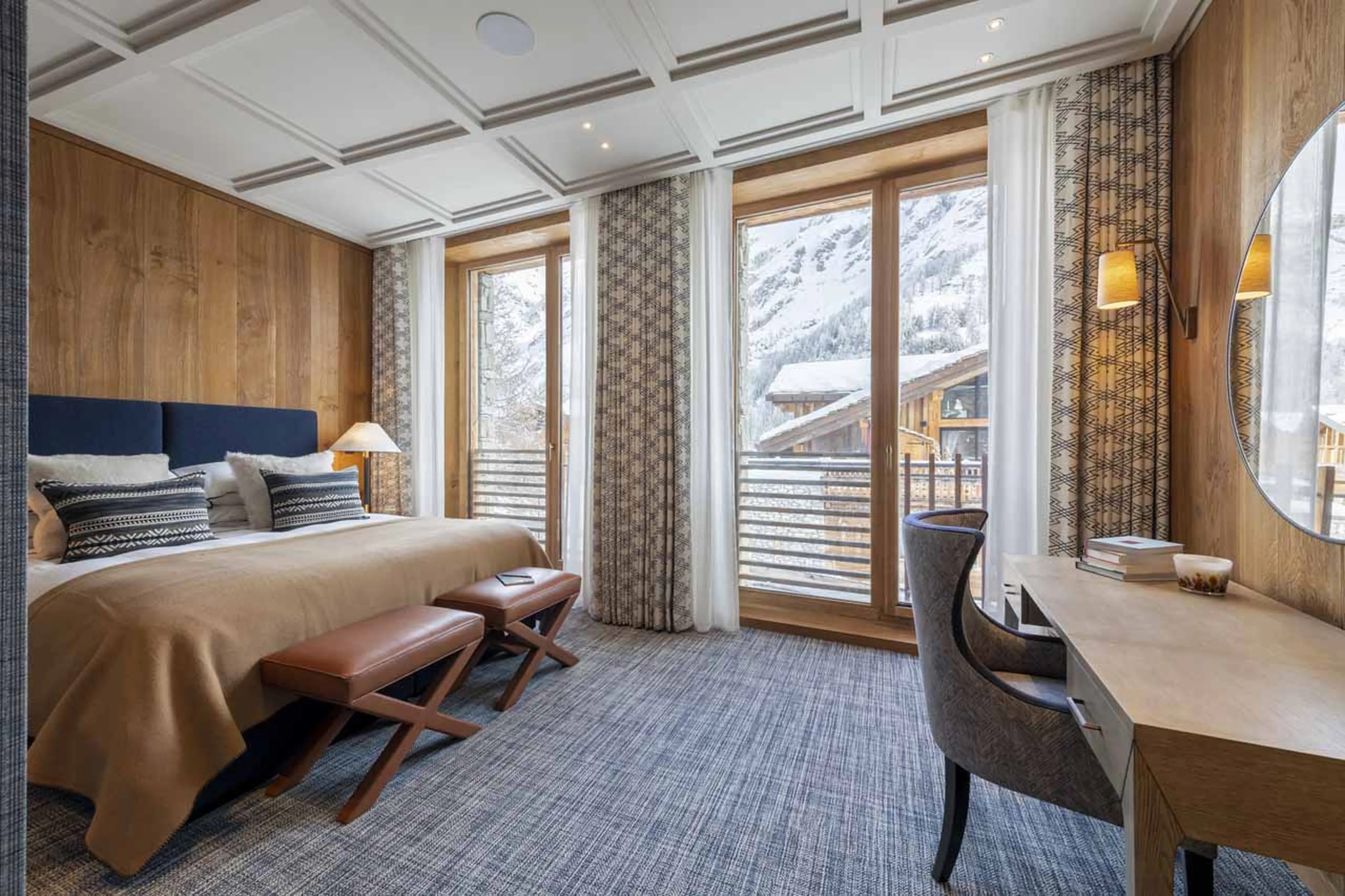 Desk in bedroom four at Chalet Etoile du Nord - West Wing in Val d'Isere